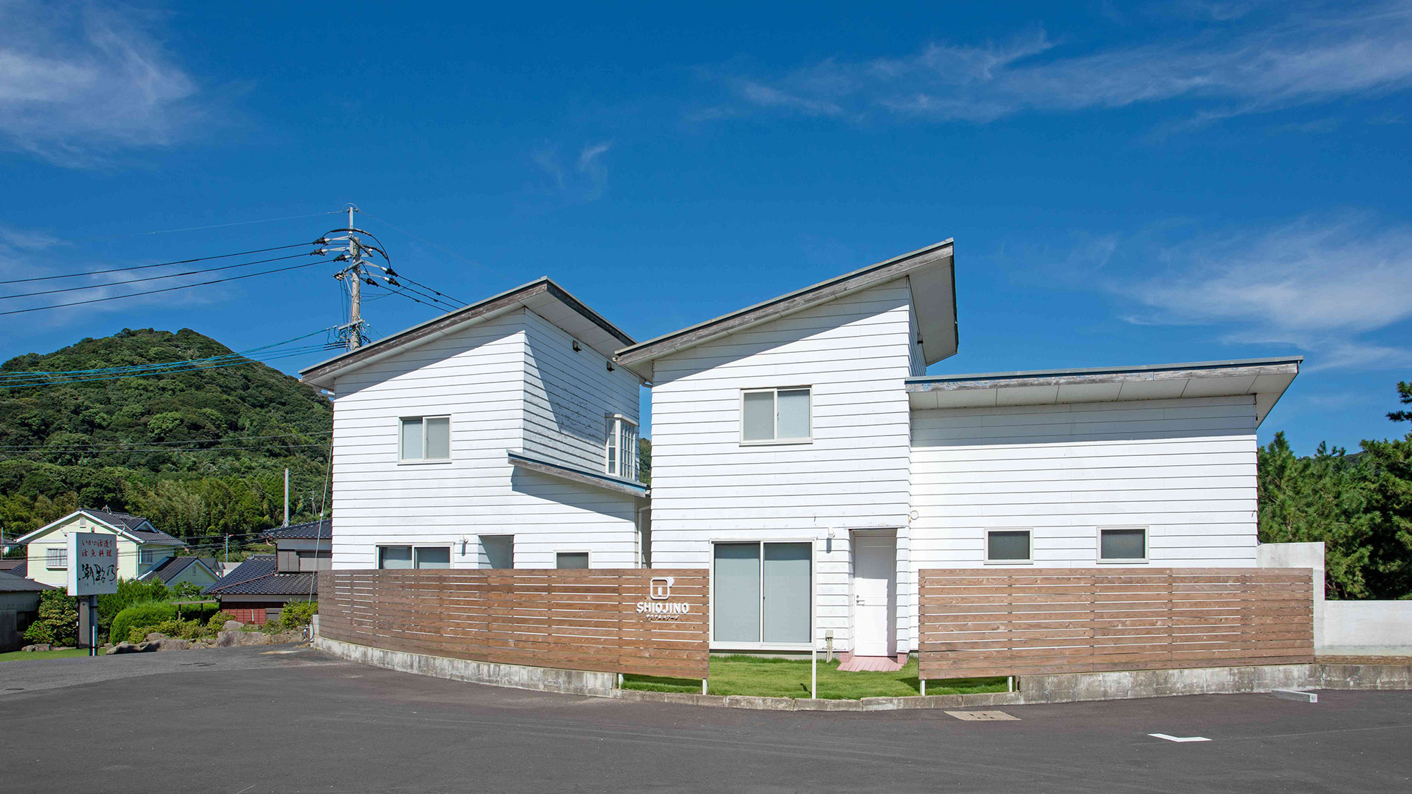 ・【外観】白壁の建物が目印です