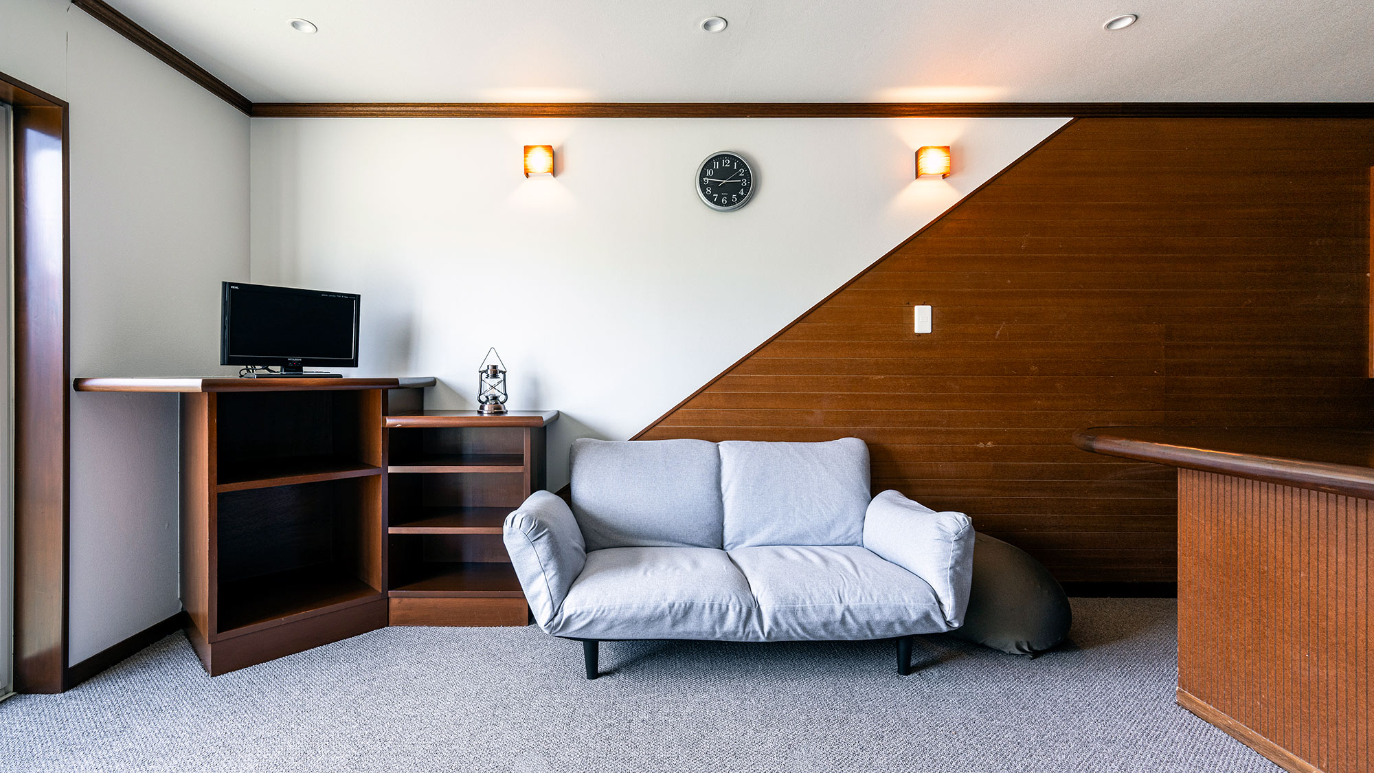 ・【リビング】テレビとソファ完備のシンプルなリビングです