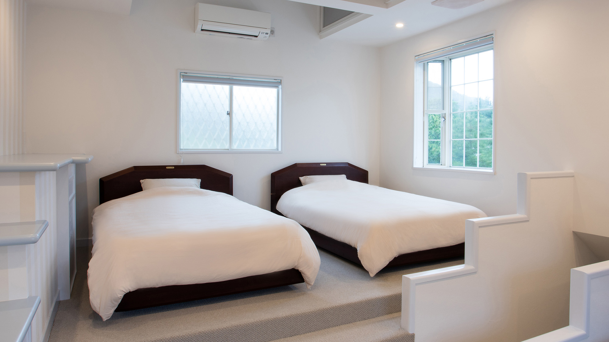 ・【寝室】窓の光が差し込むベッドルームで、目覚めの良い朝をお迎えください