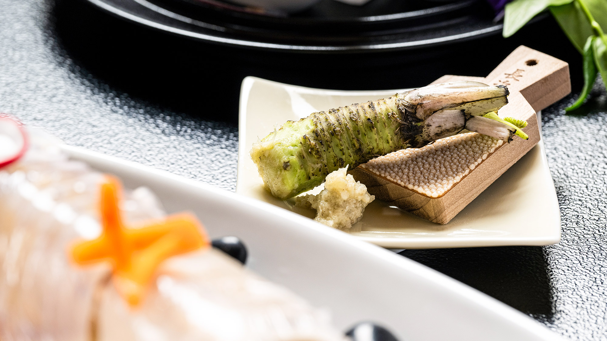 ・【お食事イメージ】静岡産の生わさびを使用。香りの良さと甘みが、お刺身の旨味を一層引き立てます