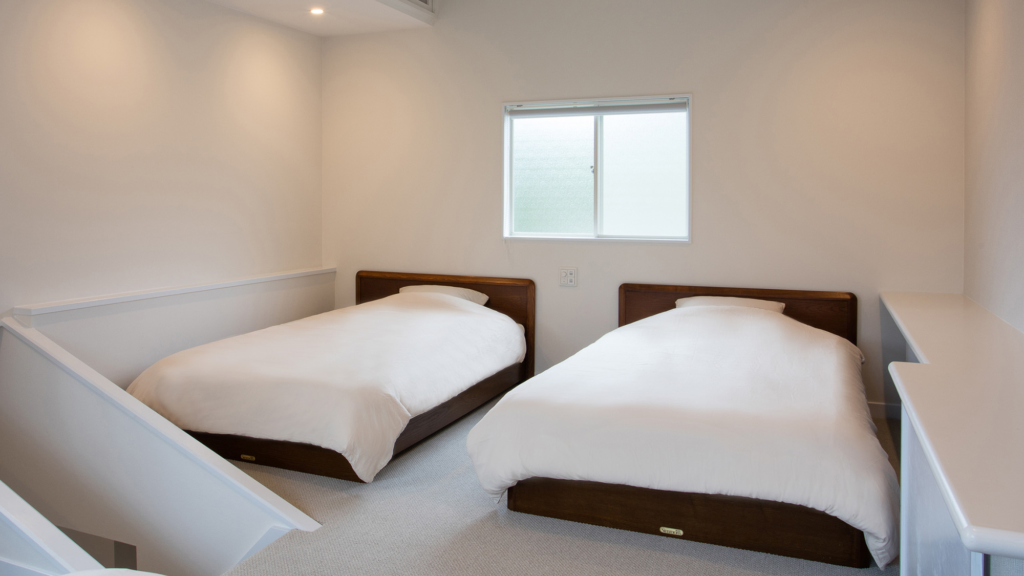 ・【寝室】枕元の照明器具で、お部屋の明るさを調整可能です