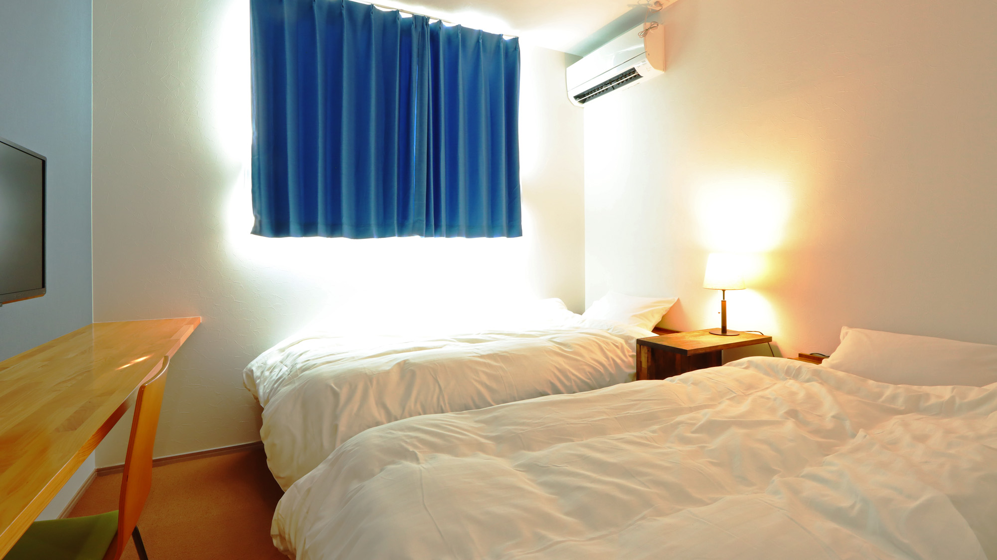 【ツインルーム】白を基調にした清潔感のあるお部屋です。