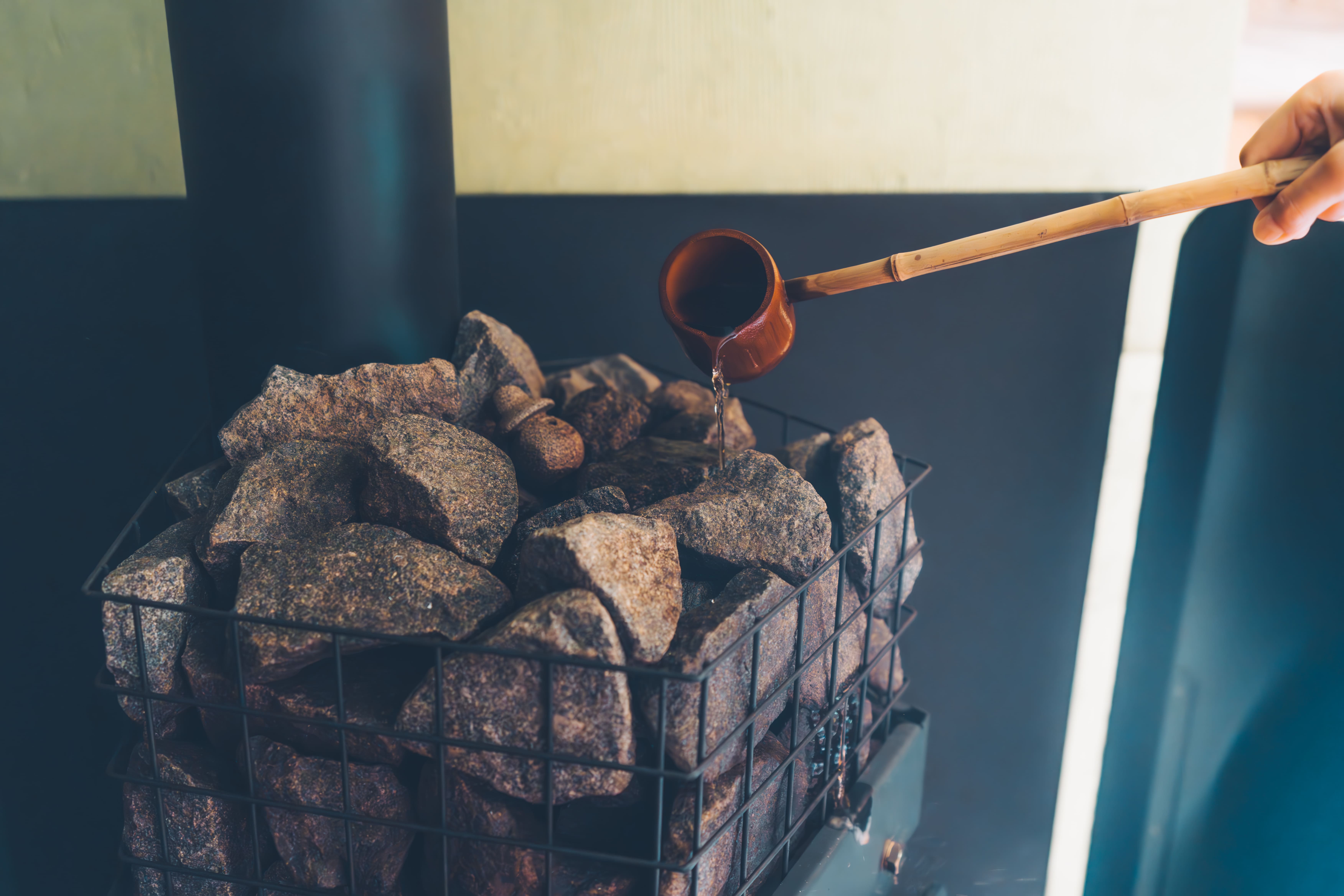 【サウナ】静岡・藤枝の緑茶でロウリュ・香ばしい茶葉の香りが体を纏います。