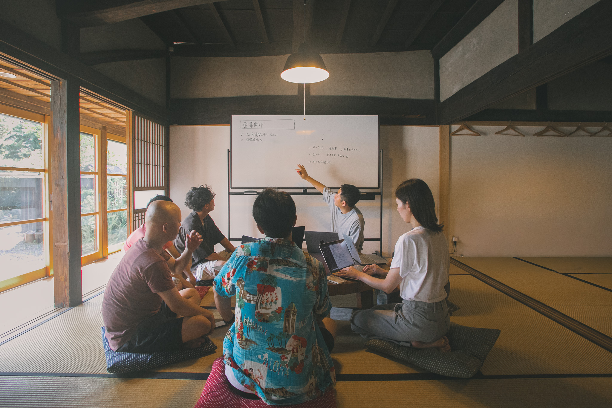 【合宿プラン】ちゃぶ台を囲み、みんなで語り合いながら打ち合わせ