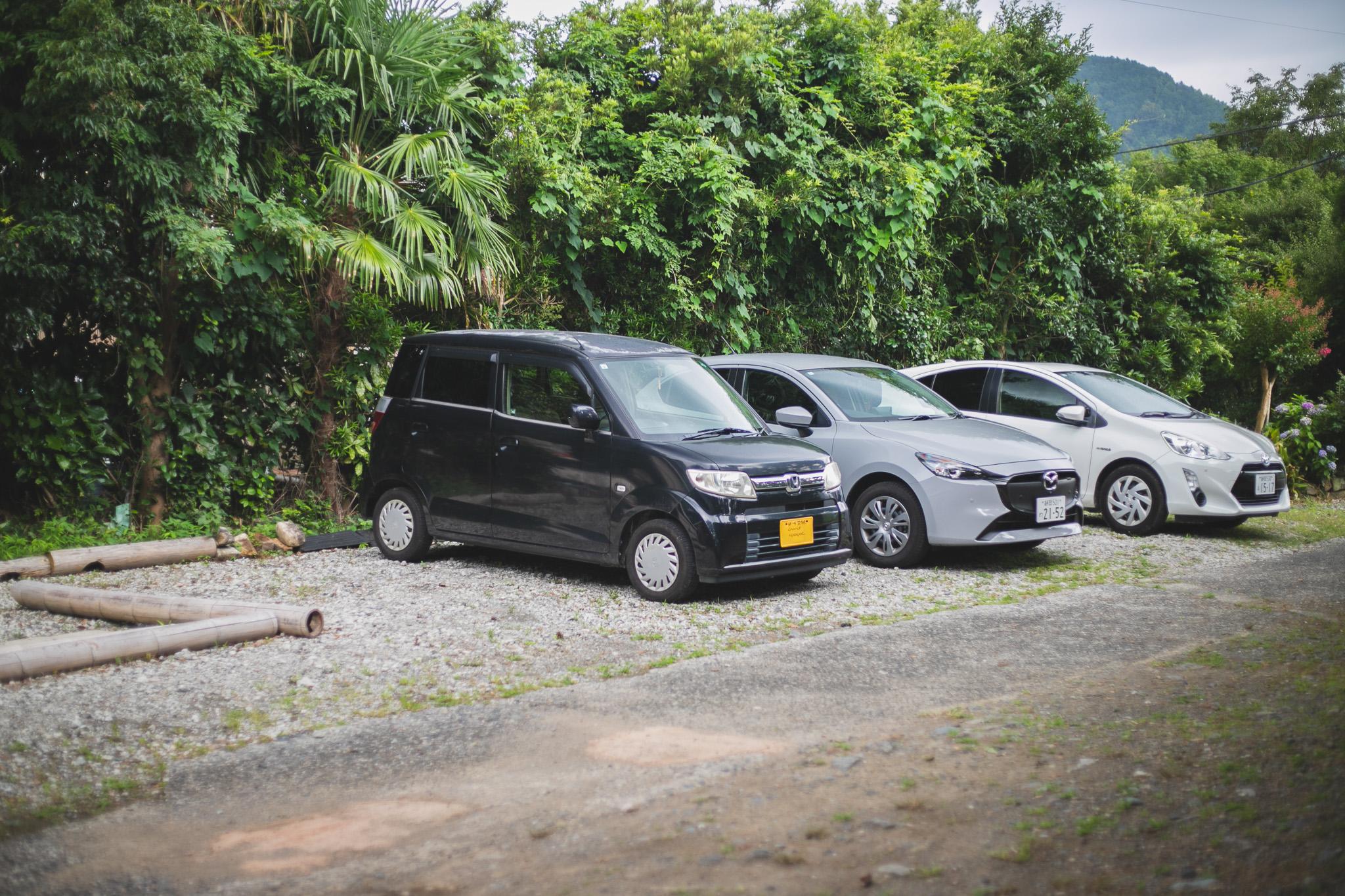 【駐車場】大型の車も駐車できる広いスペース（屋根はありません）