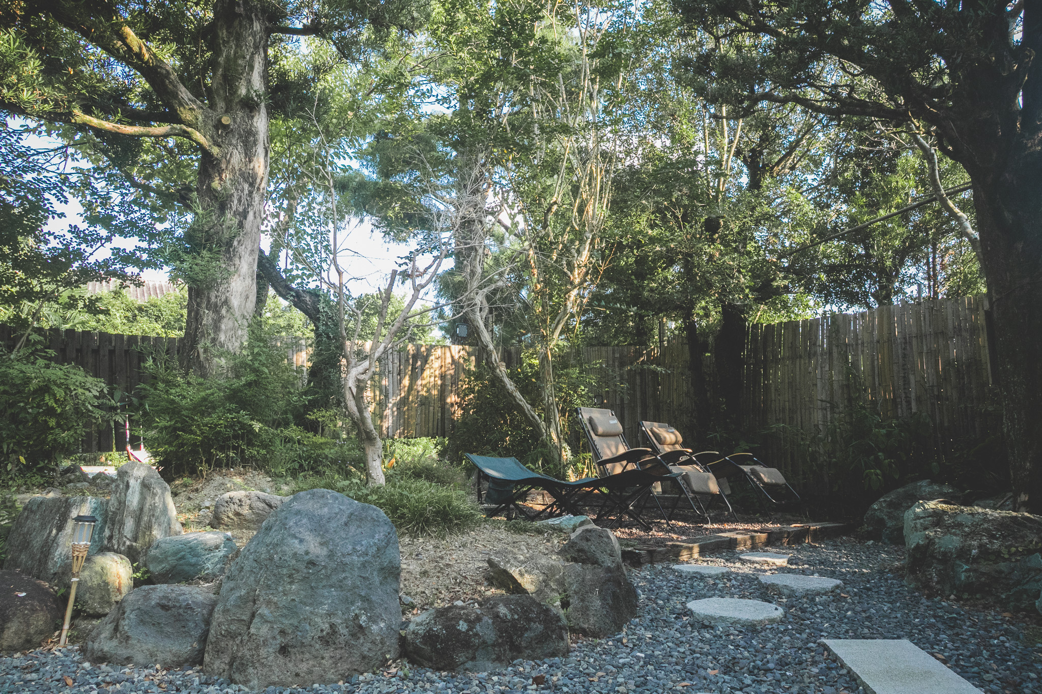 【サウナ】外気浴は落ち着いた庭園でゆったり”ととのう”ひととき