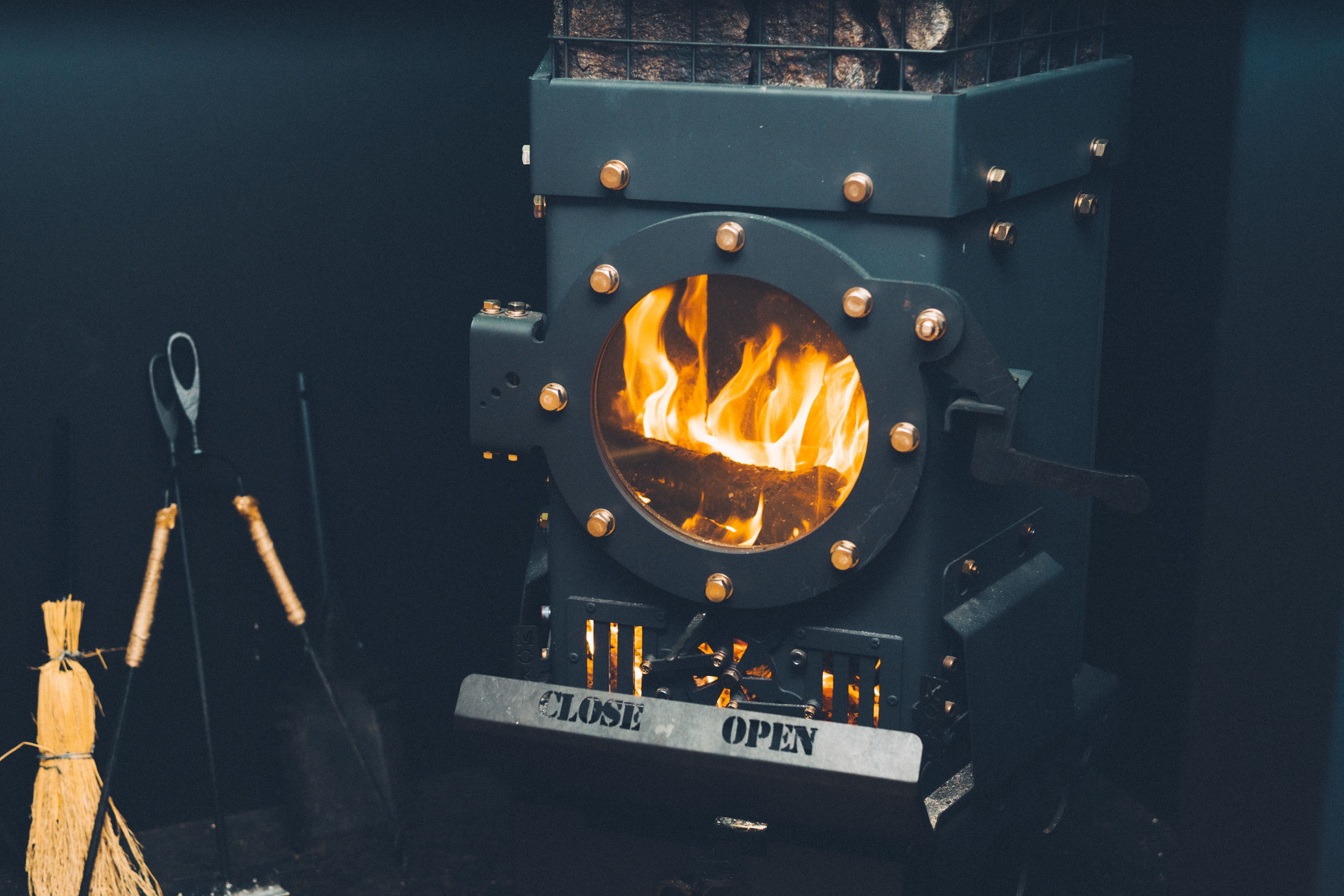 【サウナ】サウナはMOKIの薪ストーブを使用