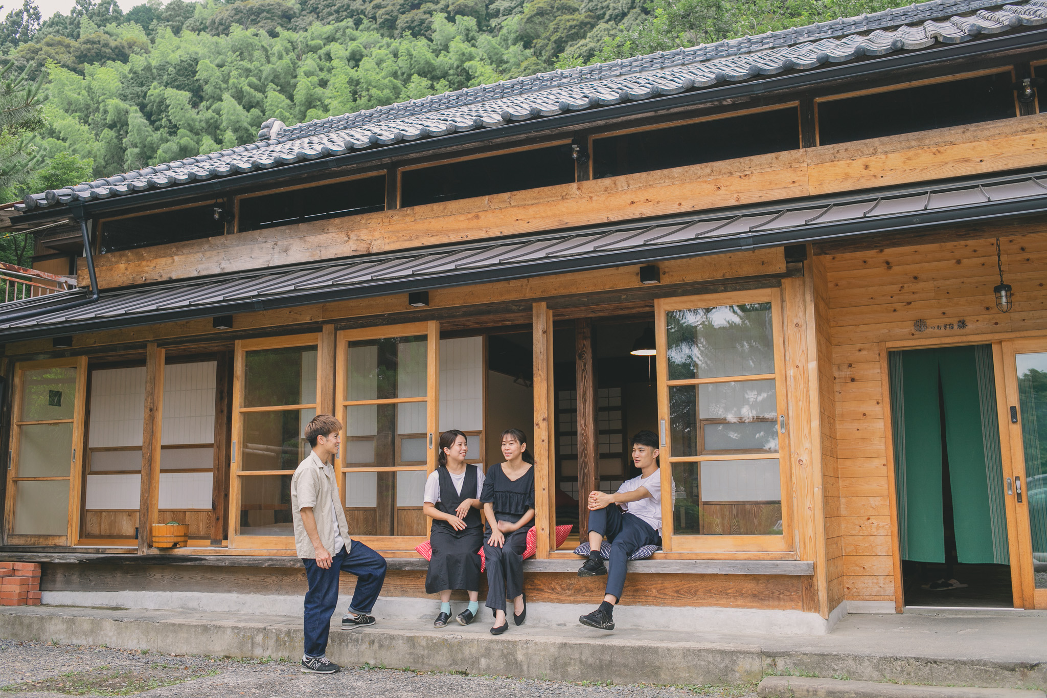 【縁側】みんなで団欒するのも、まったりするのもおすすめの場所