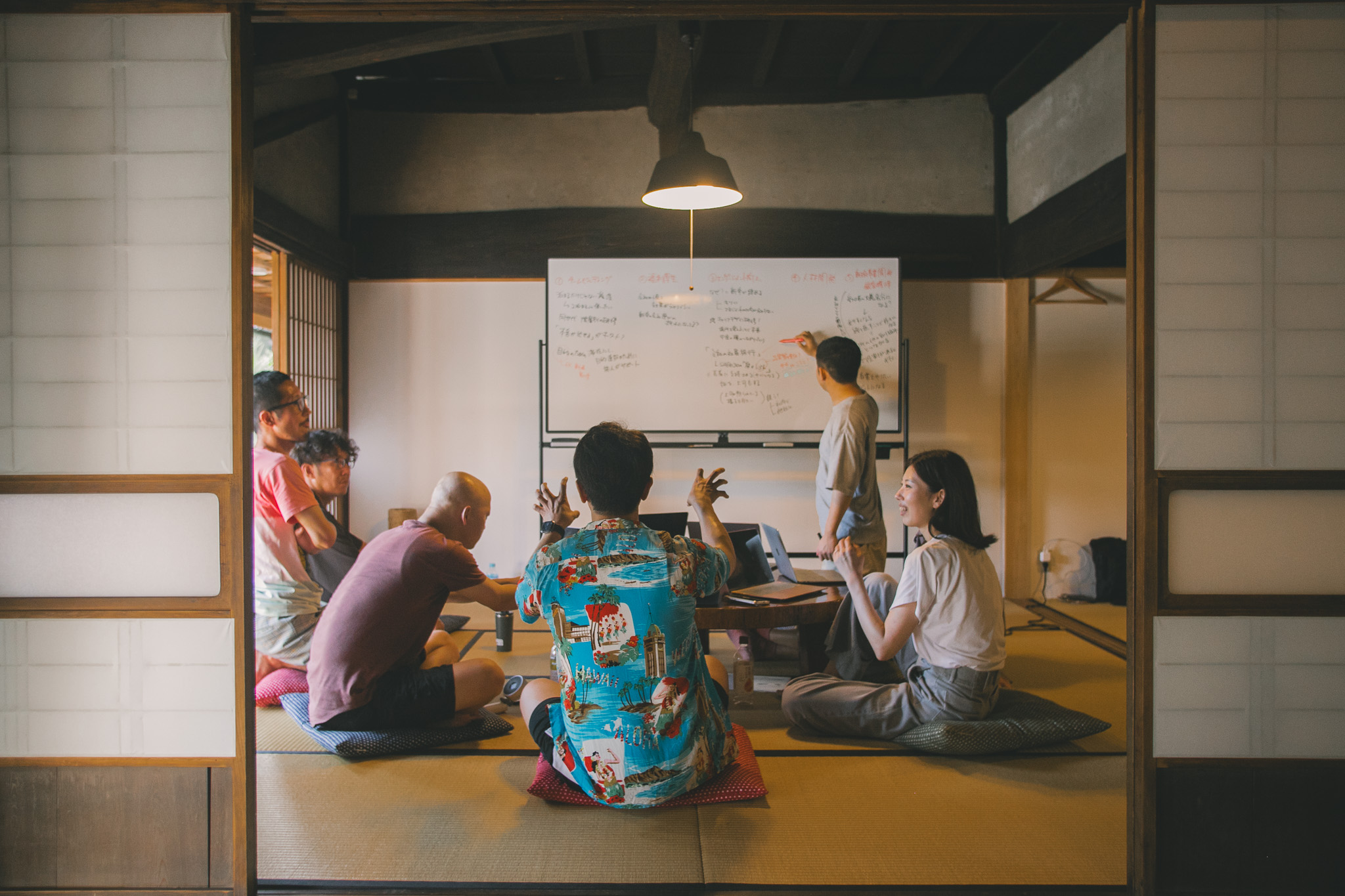 【合宿プラン】ちゃぶ台を囲み、みんなで語り合いながら打ち合わせ