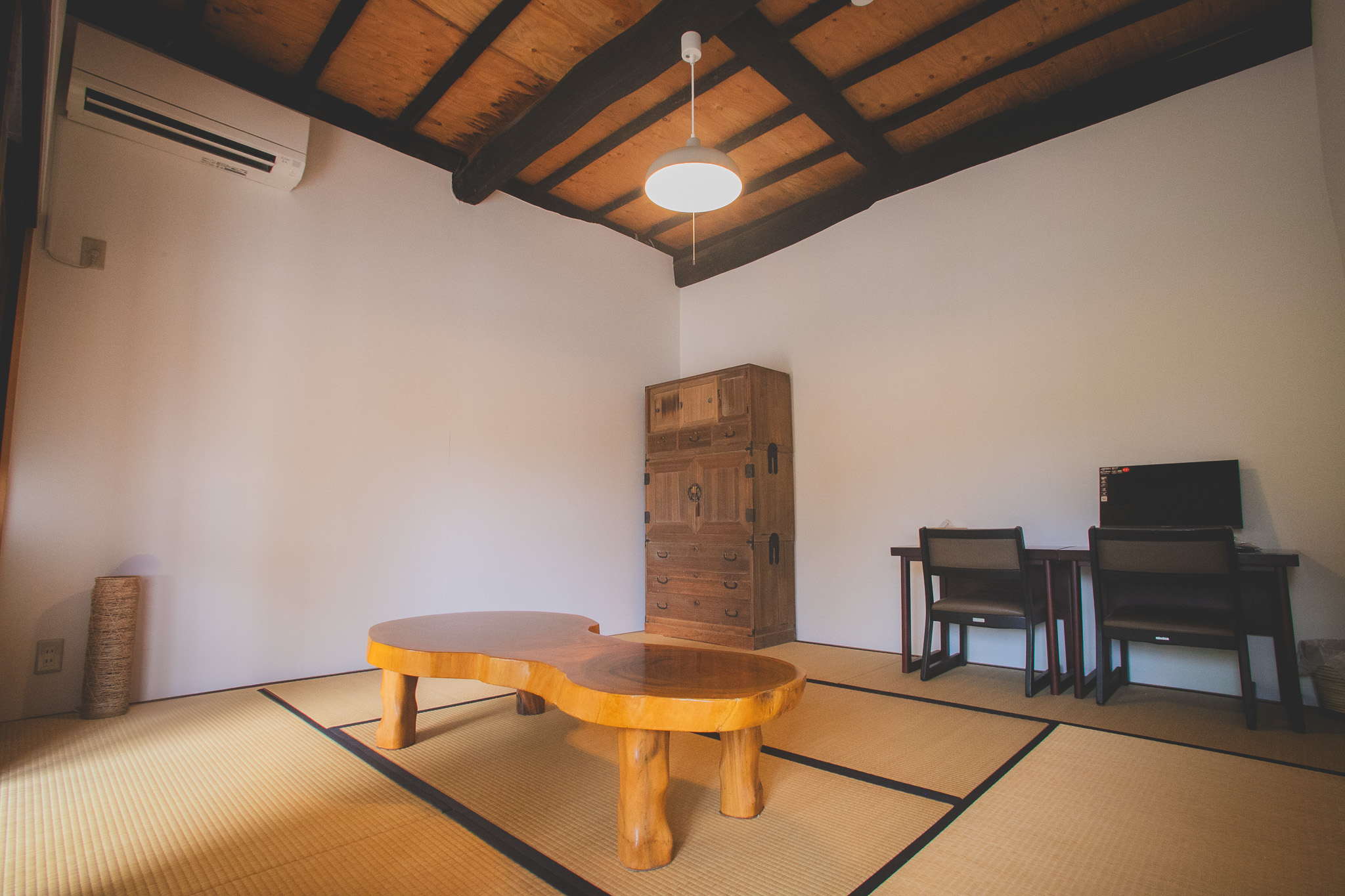 【客室】モニターの利用も可能。ちょっとしたオフサイトミーティングにご利用いただけます