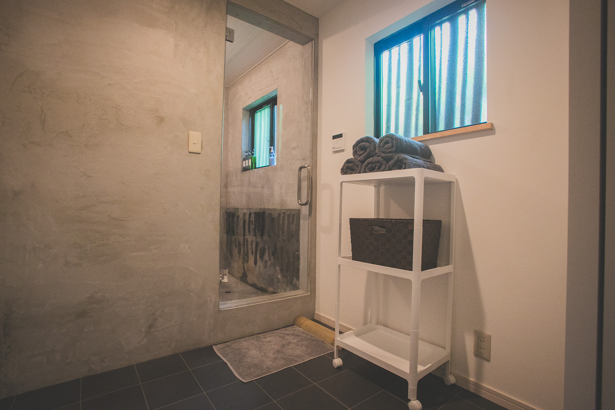 【お風呂場】脱衣所はゆったり広々のスペース。タオル付き