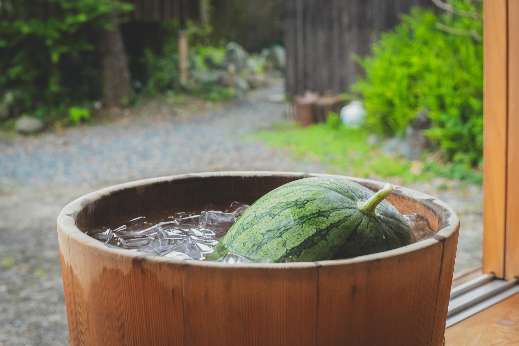 夏は縁側でスイカを食べるのもおすすめです