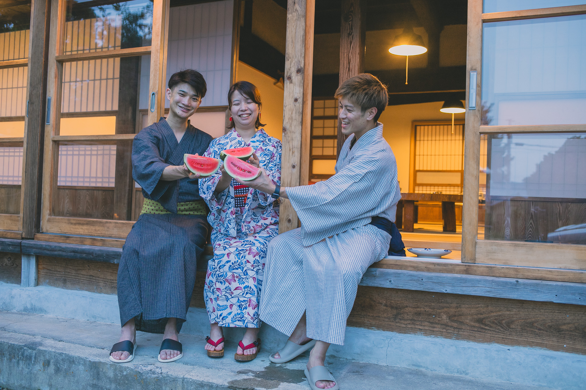 夏は縁側でスイカを食べるのもおすすめです