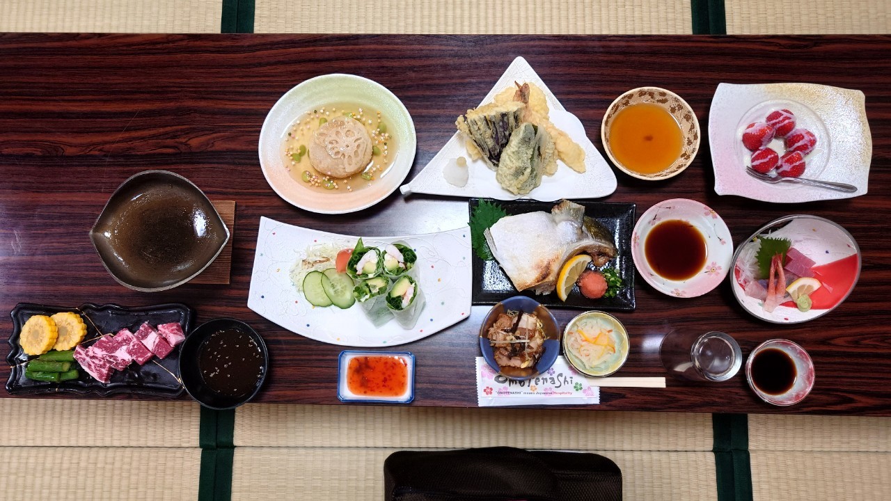 【金山から湧き出る天然温泉が自慢】 スタンダード和室でお手頃プラン（夕食付き）