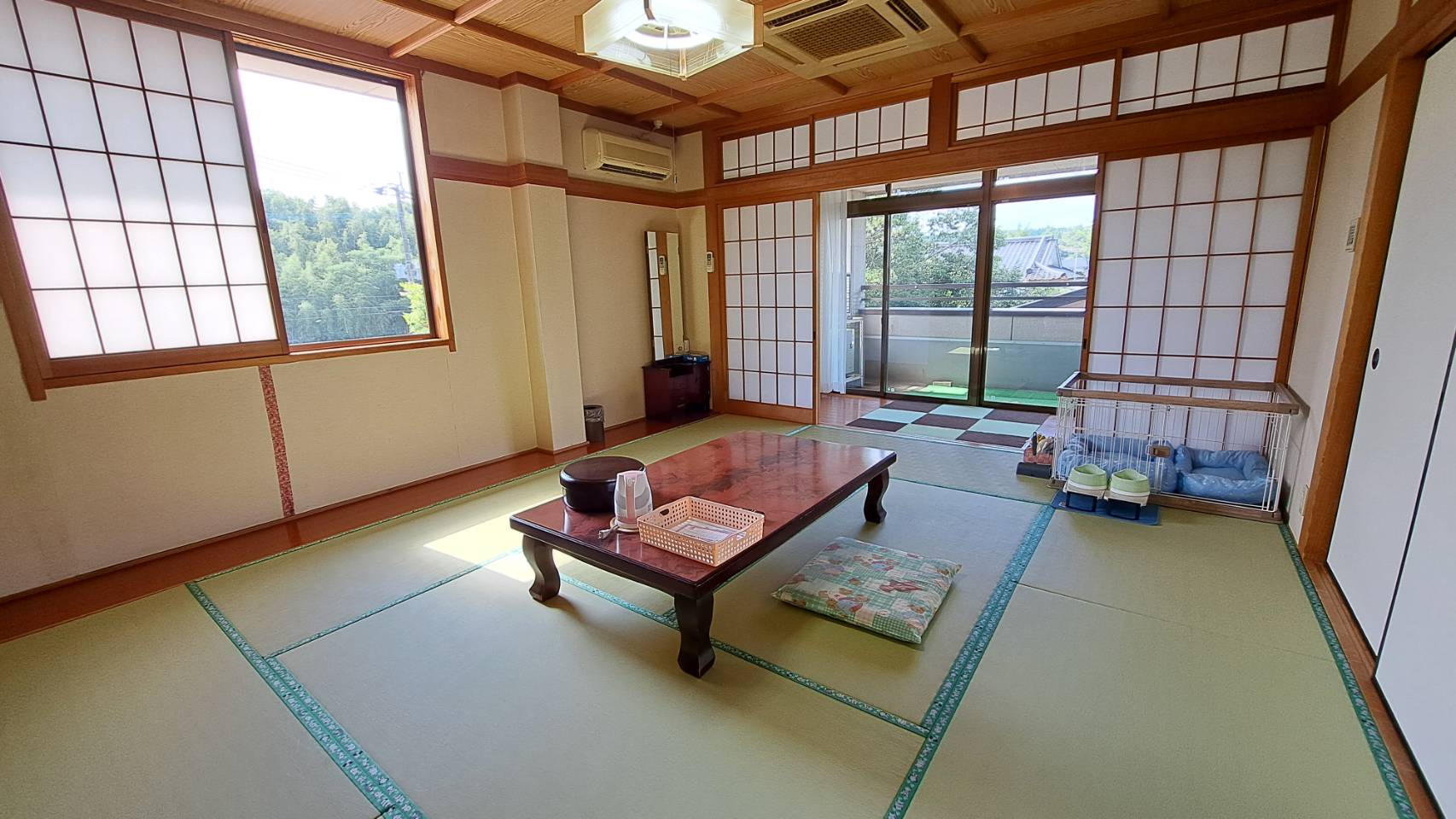 愛犬と泊まれるウィズペットルームです。可愛いペット専用畳が敷いてあり、写真映え間違いなし！ベランダもあり、愛犬とのびのび過ごすことができます。トイレと洗面台付きで、お風呂は大浴場をご利用下さい。