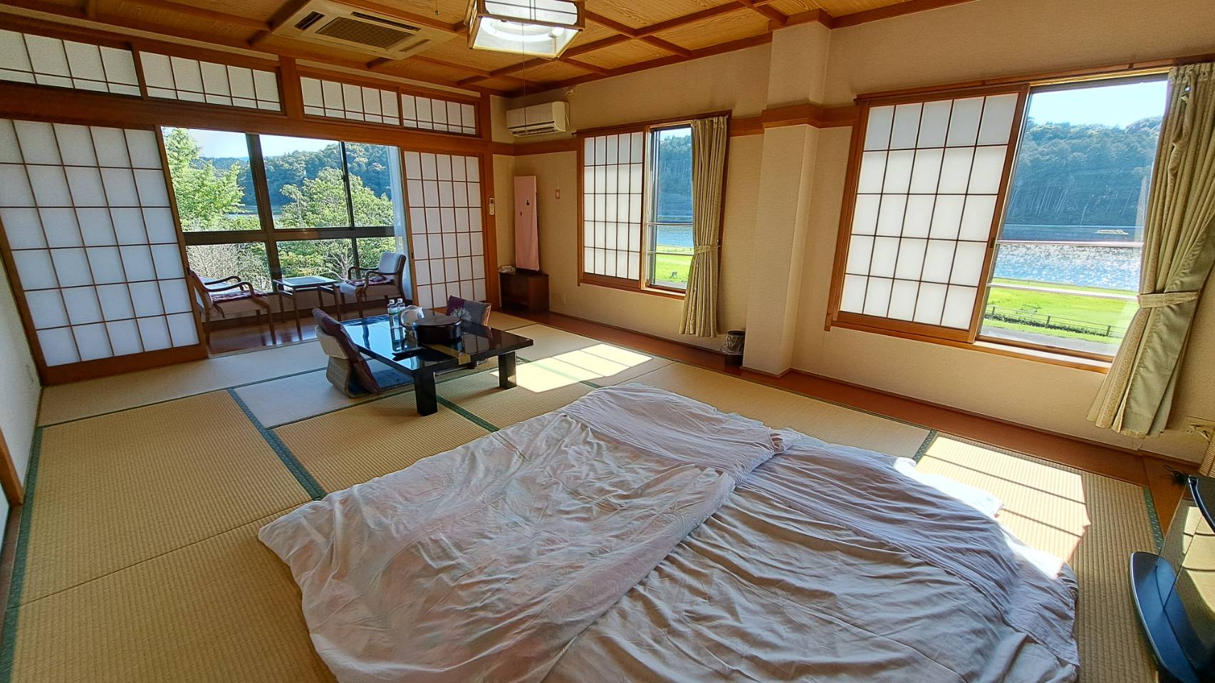 雄大な川内川を臨む眺望和室です。日々の喧騒を忘れ、ゆったりとお過ごし頂けます。トイレと洗面台付きで、お風呂は大浴場をご利用下さい。