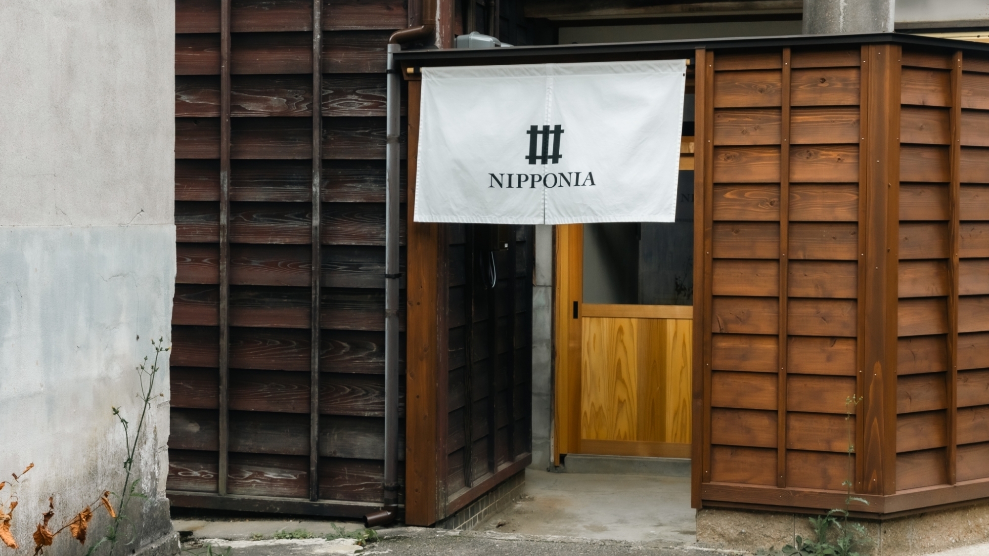 *【施設】歴史を感じる建物に、新たな魅力が息づくエントランス。