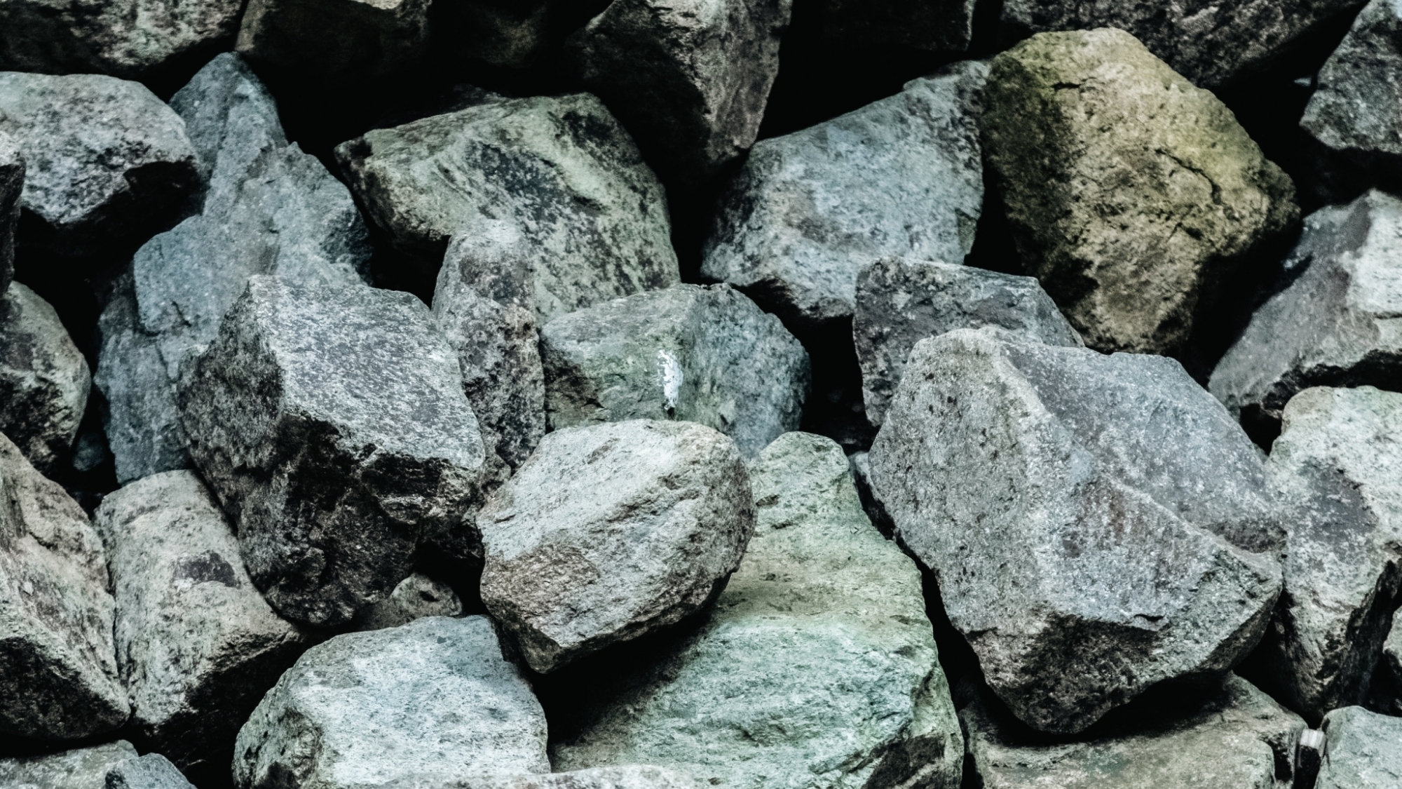 *【施設】自然の力強さを感じる、趣のある石の風景。