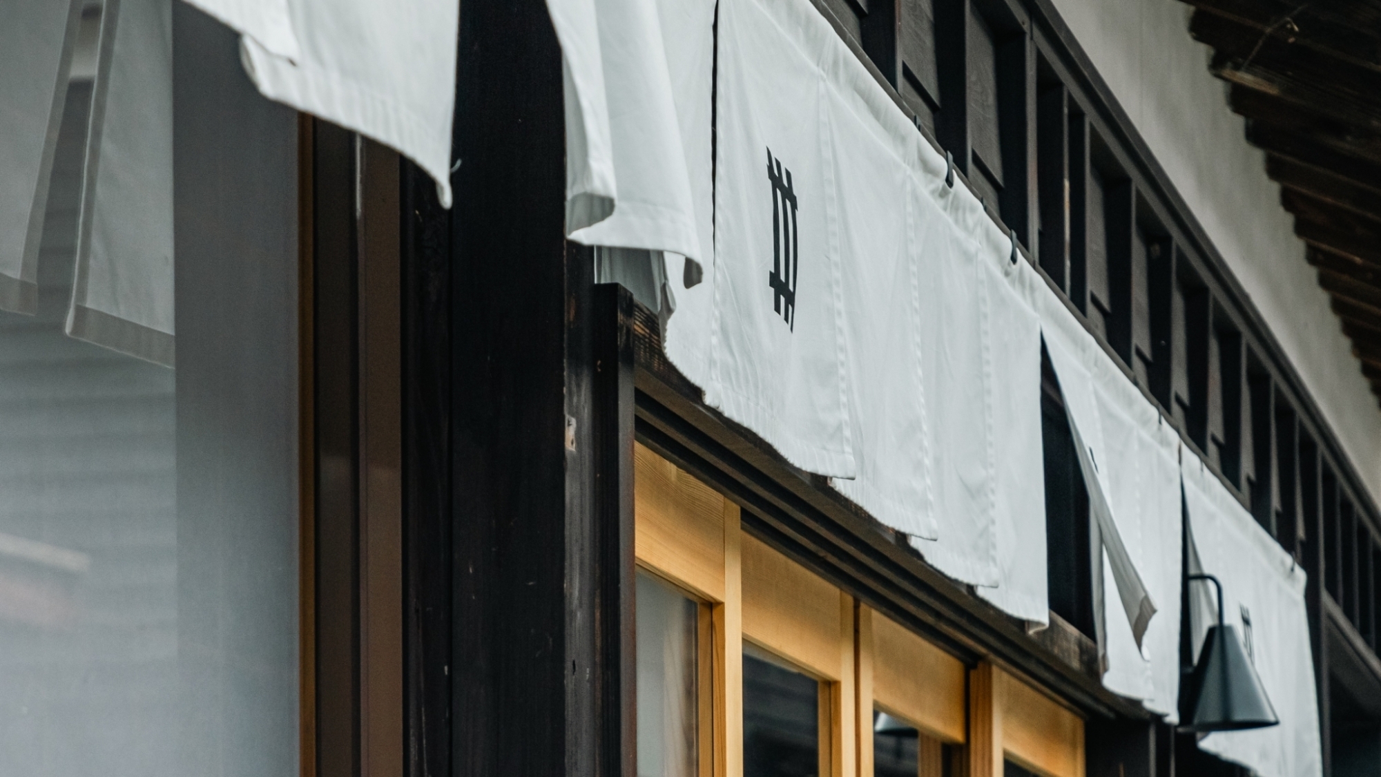 *【施設】揺れる暖簾が、穏やかな和の空間へと迎え入れます。