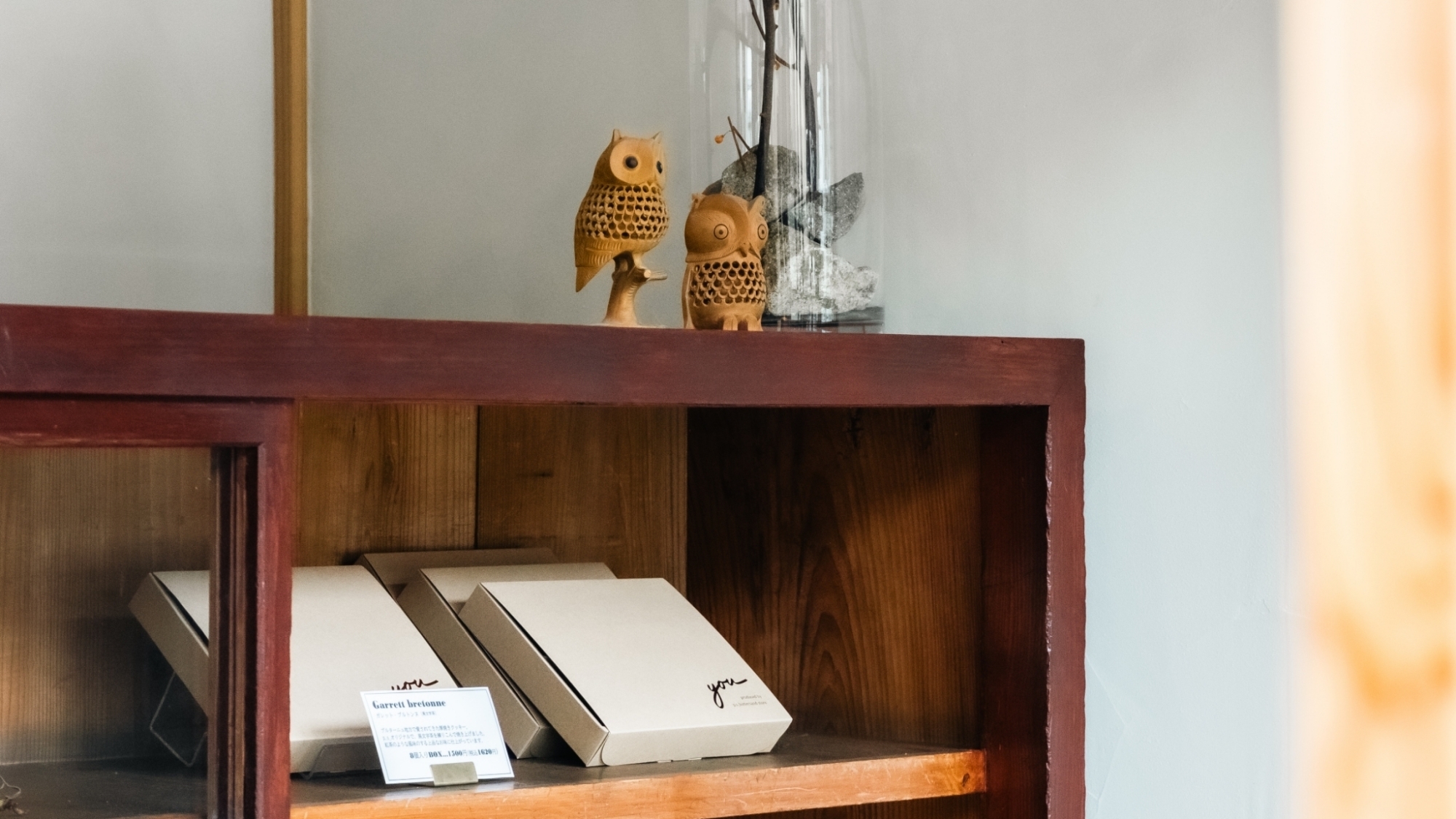 *【施設】温かみのある木製の棚が、和の空間を演出します。