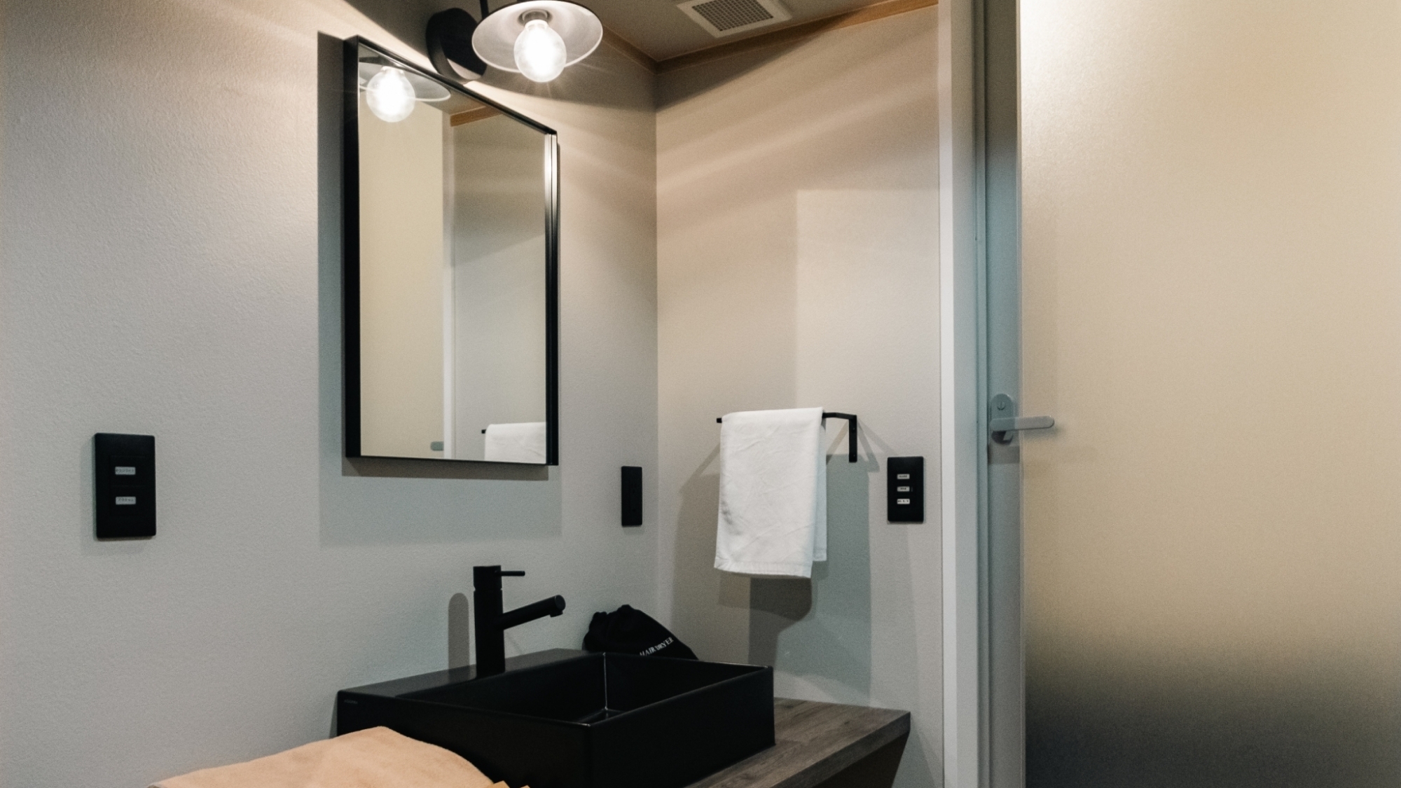 *【客室/千】落ち着いたトーンのバスルームが、上質な癒しを提供。