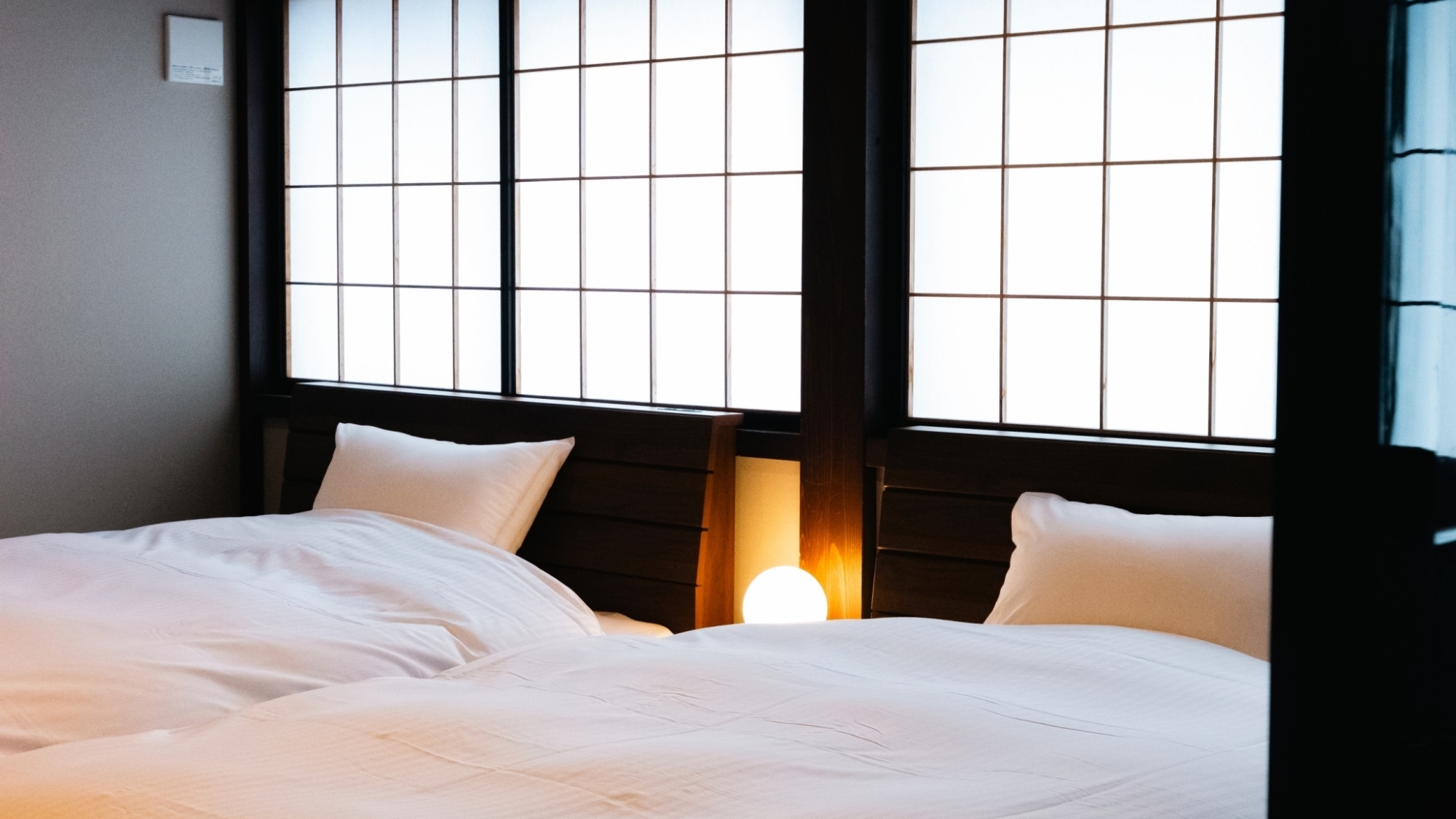 *【客室/千】障子の優しい光が、落ち着いた雰囲気を演出する寝室。
