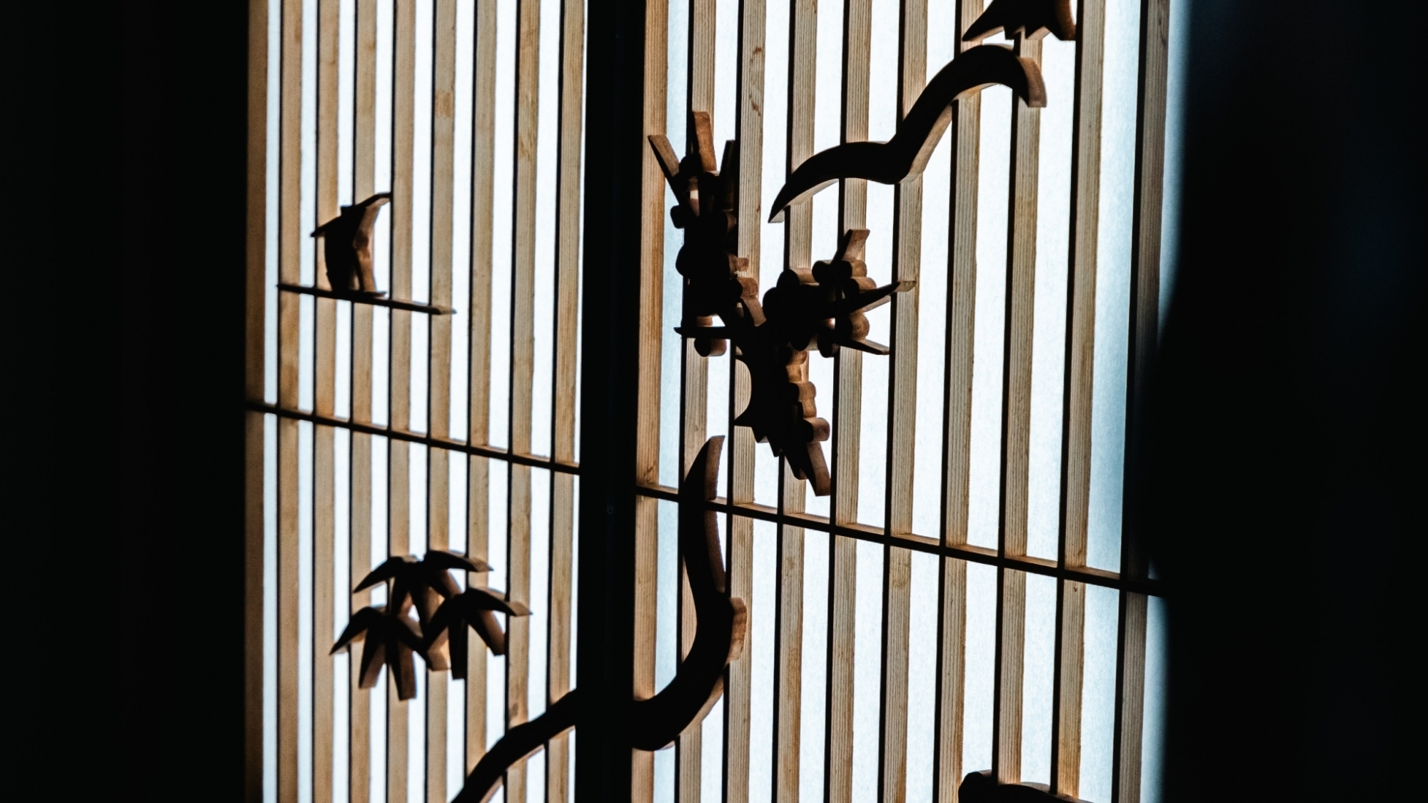 *【客室/翠】美しい木彫りのデザインが、客室に格調高い趣を添える。