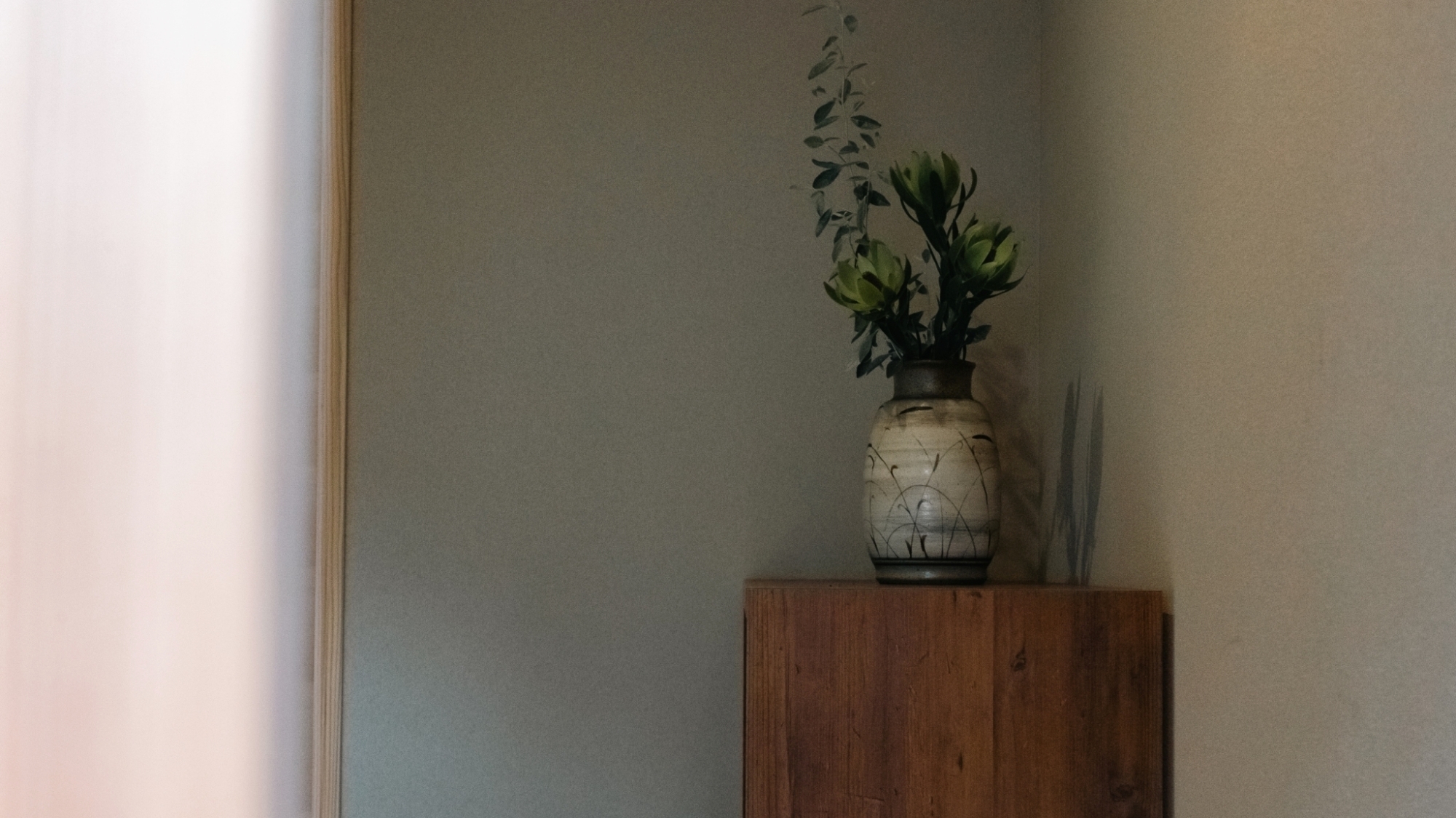 *【施設】静かに佇む花器が、和の美しさを引き立てます。