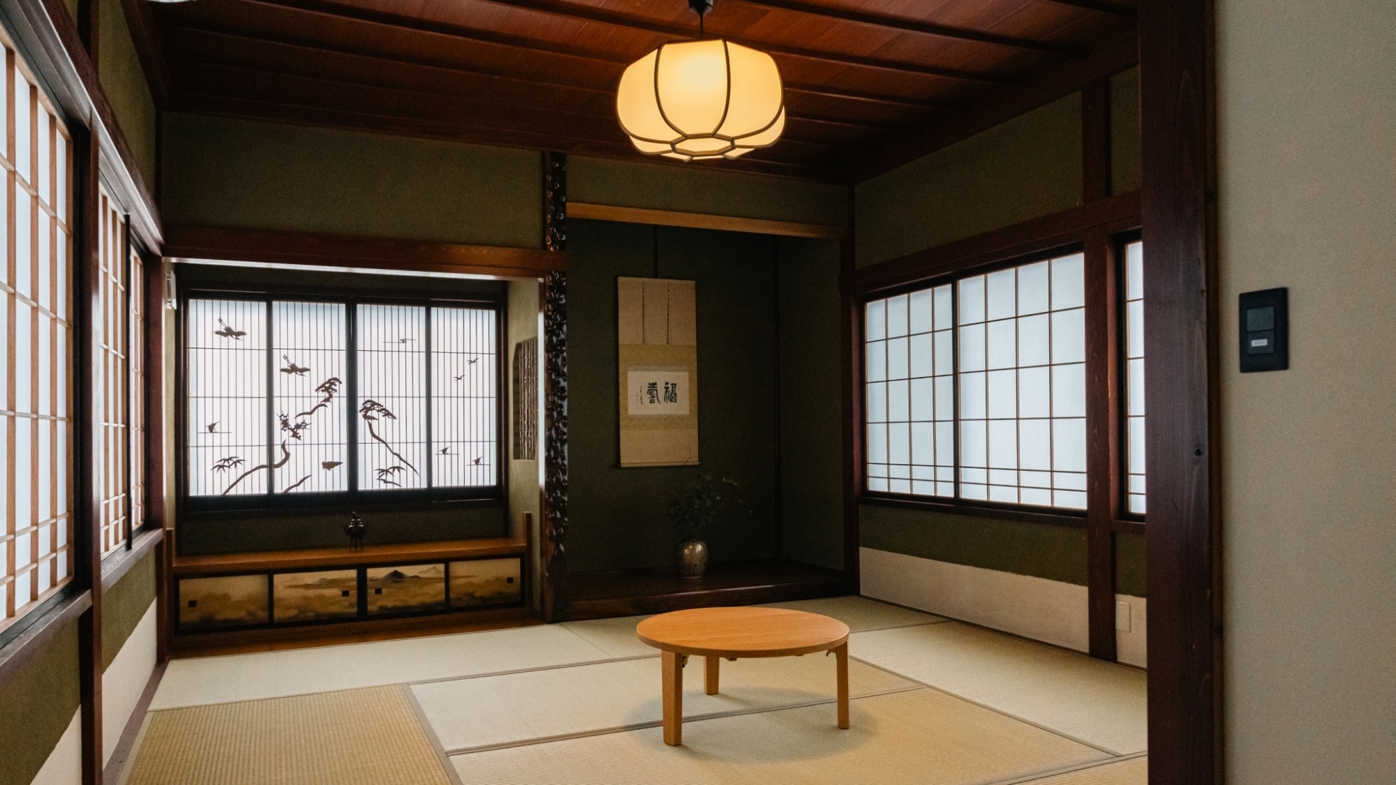 *【客室/翠】繊細な木彫りの障子が、和の美しさを引き立てます。