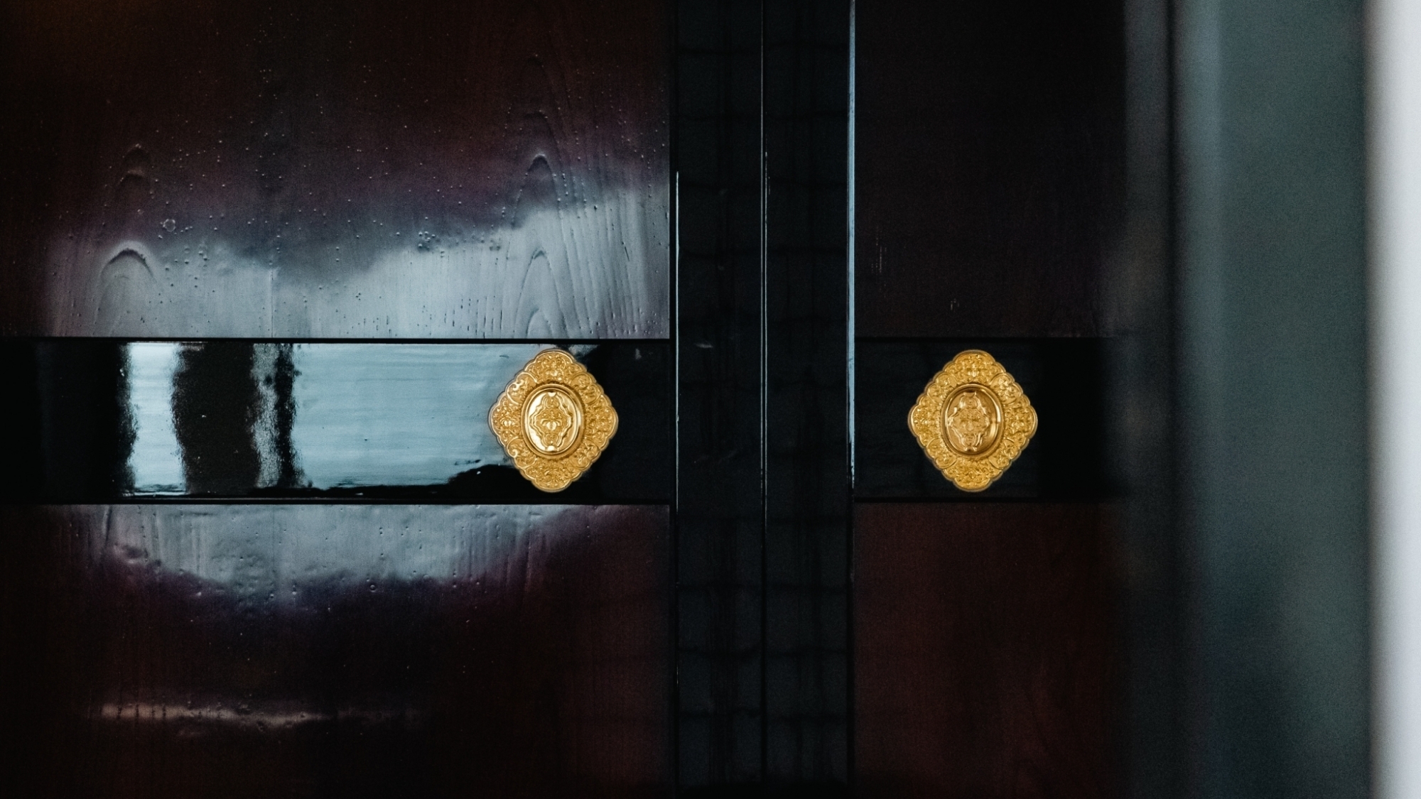 *【客室/千】職人技が光る扉の装飾が、上質な滞在を演出します。