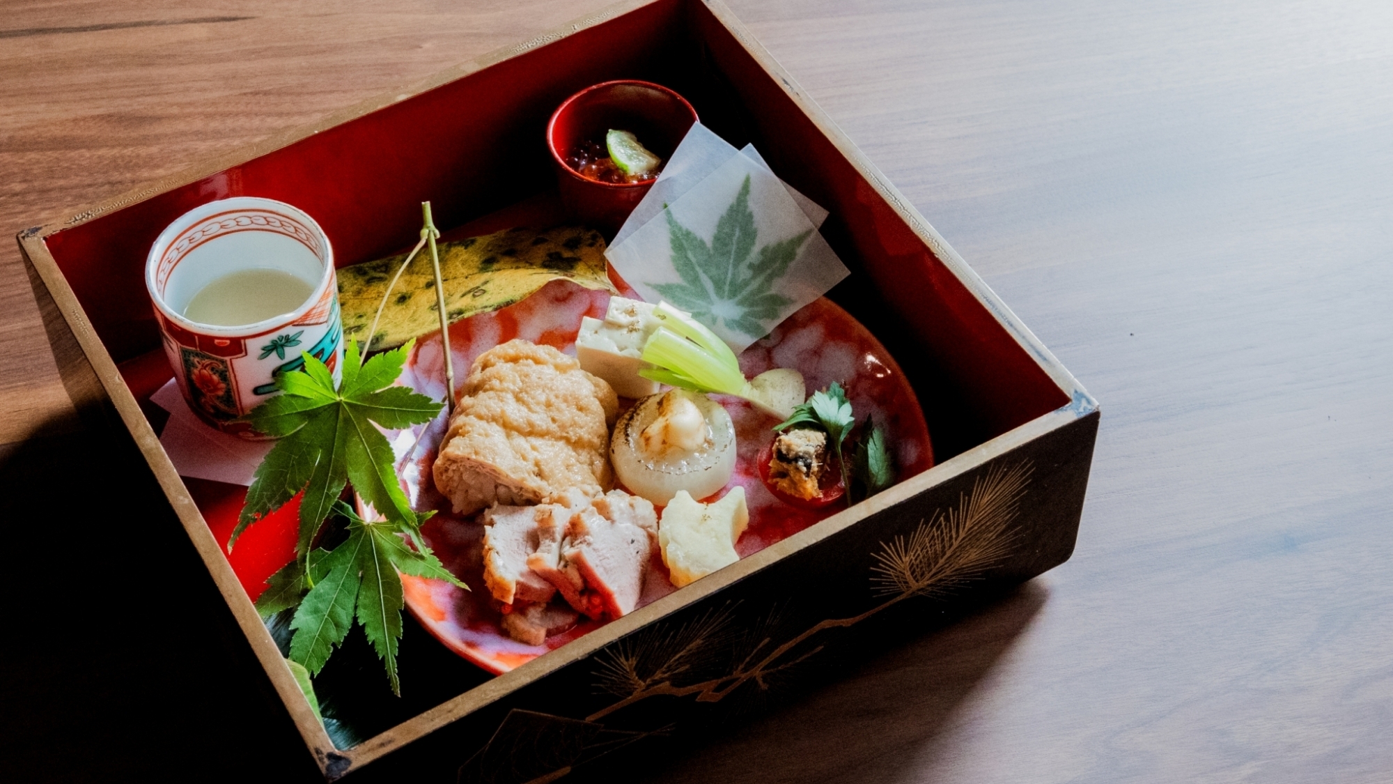 *【夕食一例】伝統と美を詰め込んだ華やかな特製弁当。