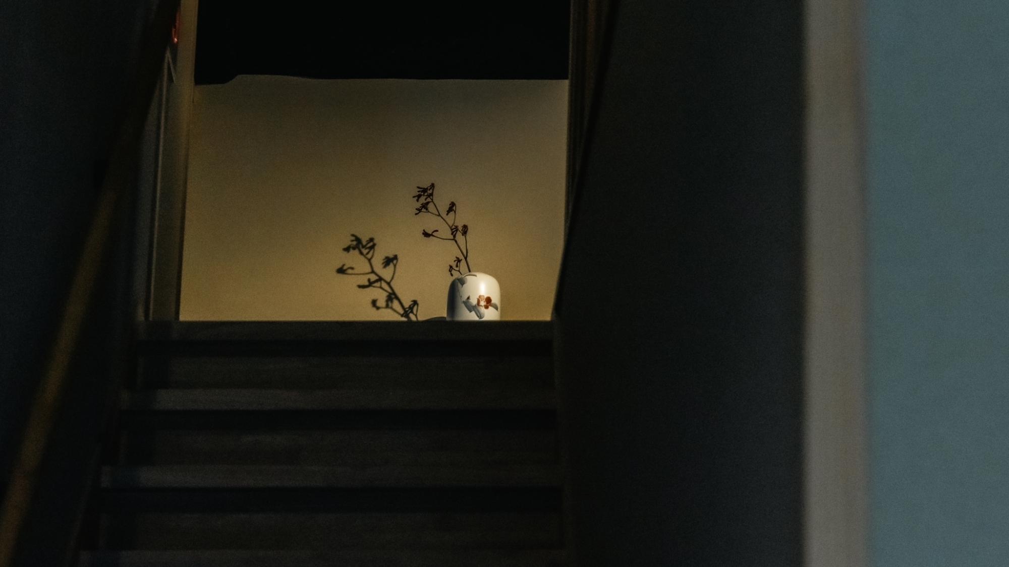 *【施設】静寂の中に佇む花器が、心落ち着く空間を演出。