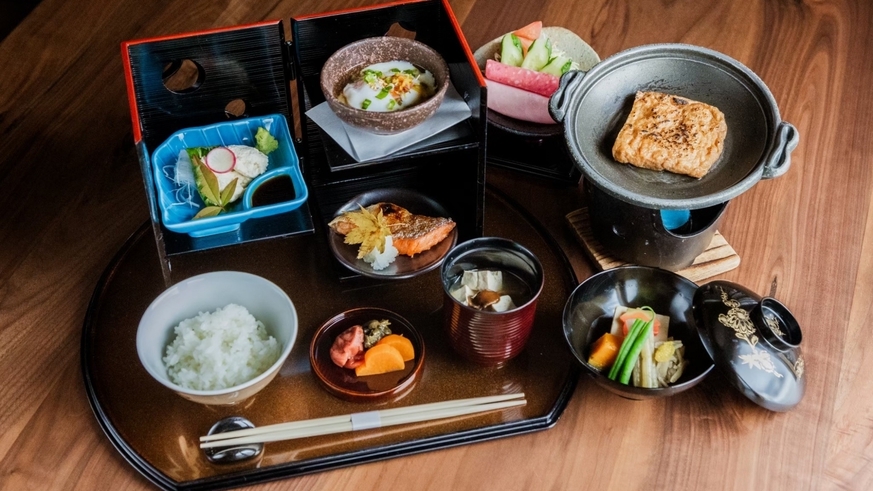 【朝食付】夜は自由に！朝食は白山の恵みを味わう滋味豊かな和定食