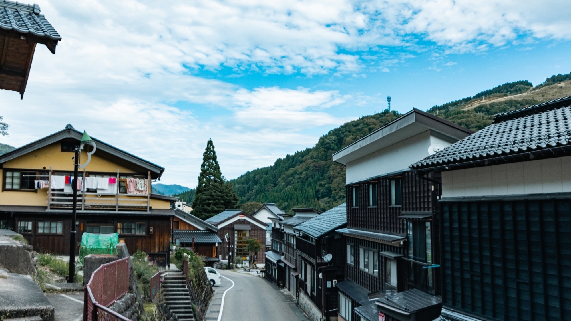 *【町並み】昔ながらの街並みと雄大な自然が織りなす絶景。