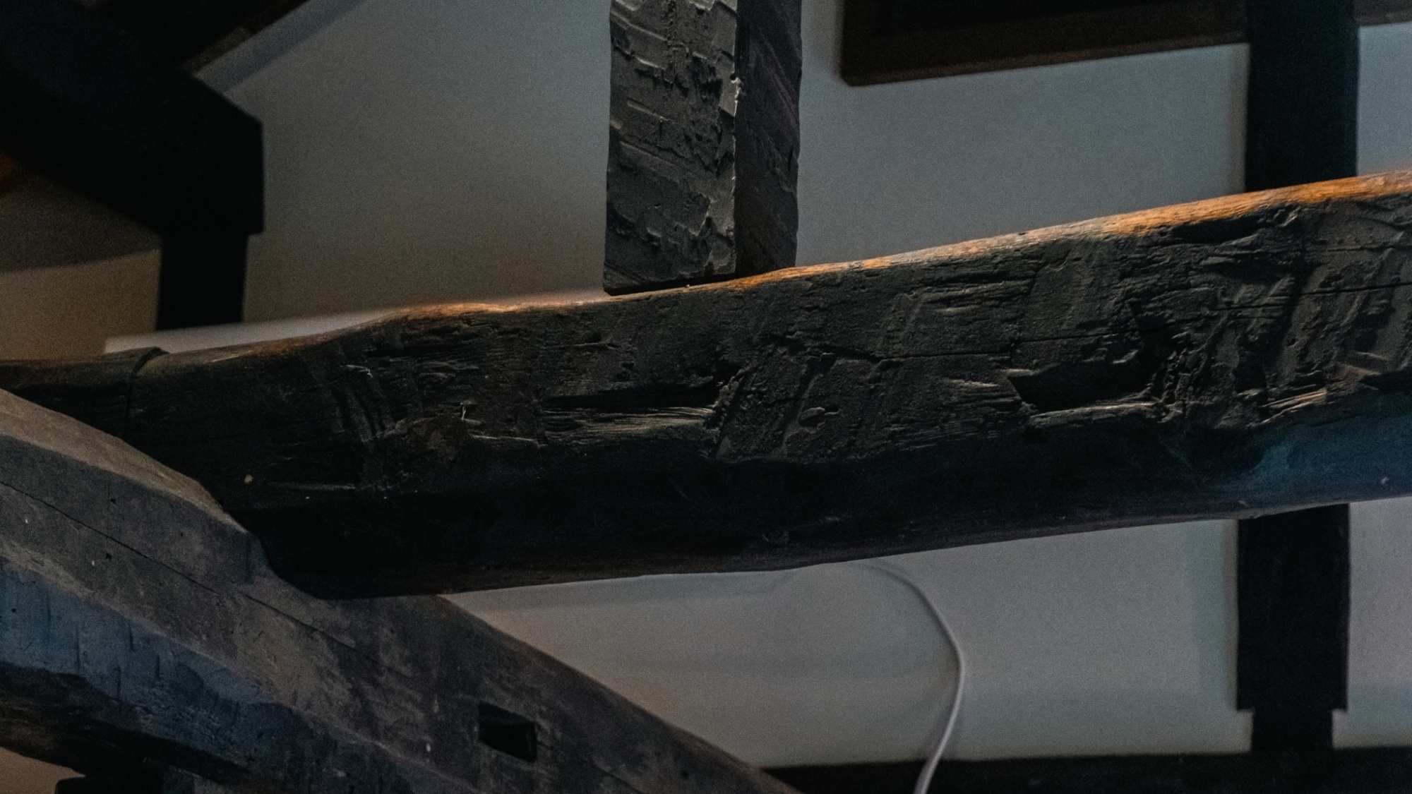 *【施設】伝統的な建築美が際立つ、風格のある梁。