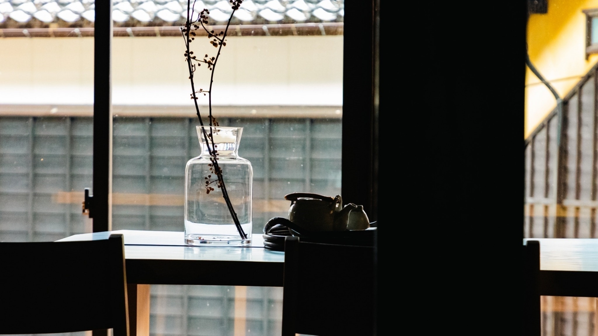 *【施設】窓辺の静かな空間で、落ち着いたひとときを過ごす。