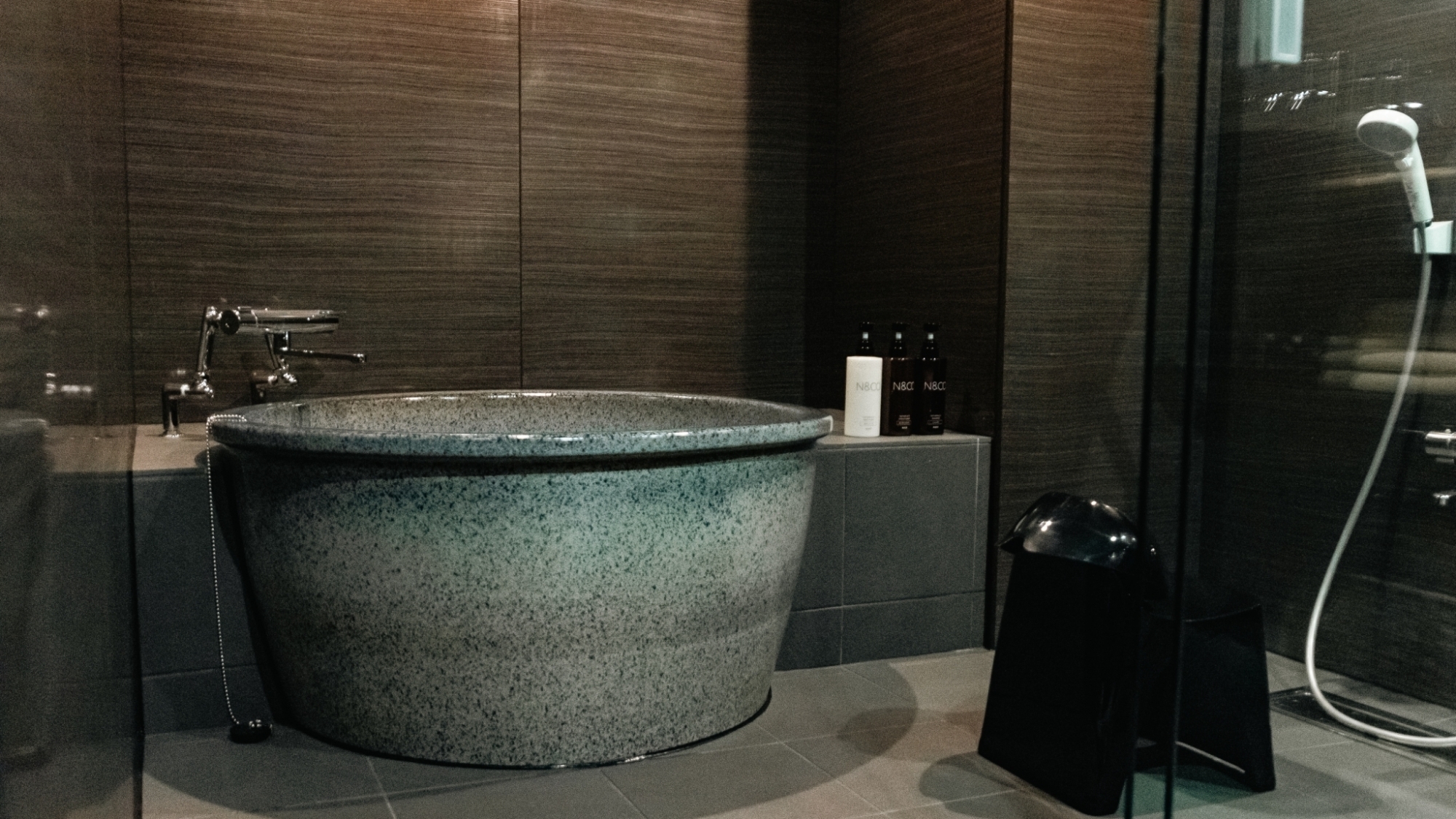 *【浴室】贅沢な陶器風呂で、ゆったりとしたひとときを。