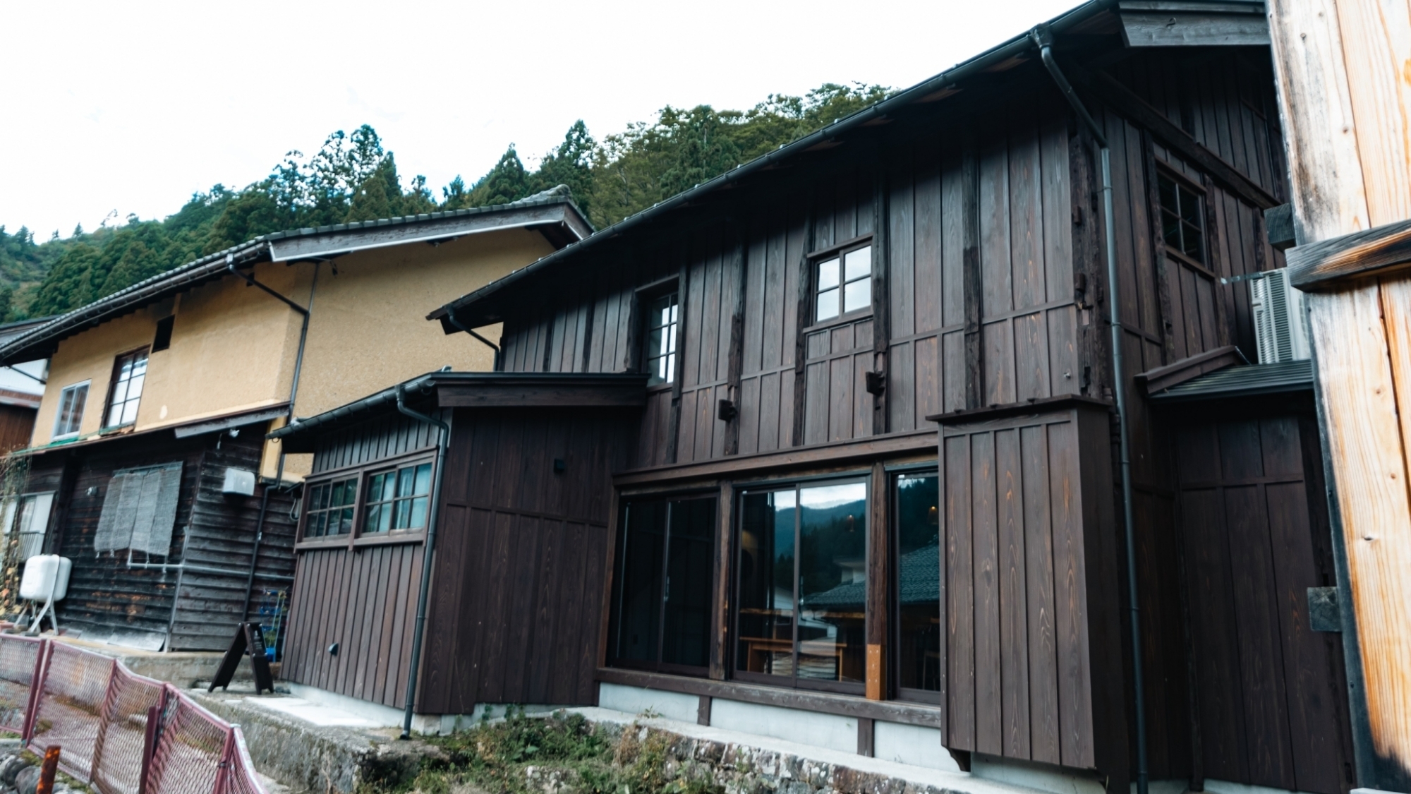 *【施設】品のある玄関が、特別な滞在の始まりを演出。