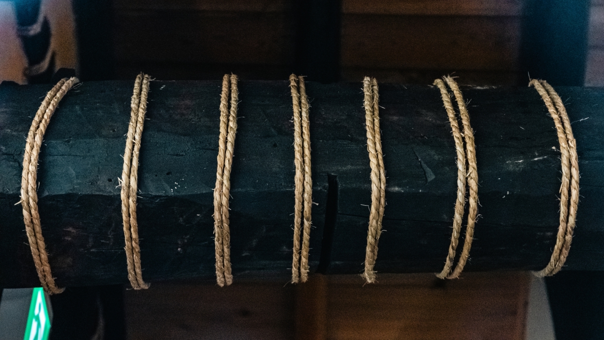 *【施設】歴史を感じる梁が、趣深い空間を演出。