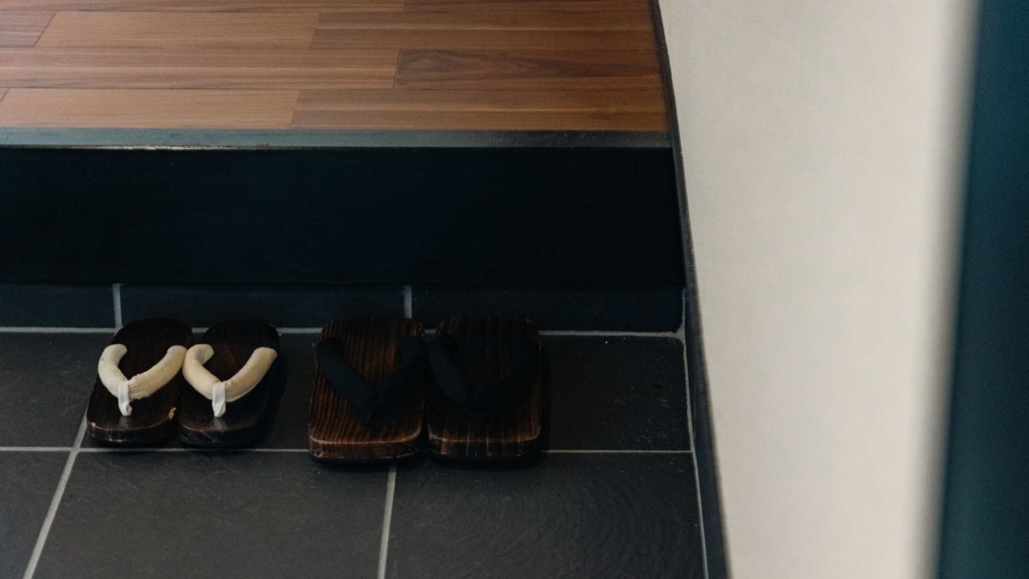 *【玄関】和の心を感じる玄関で、日本の伝統文化に触れる体験を。