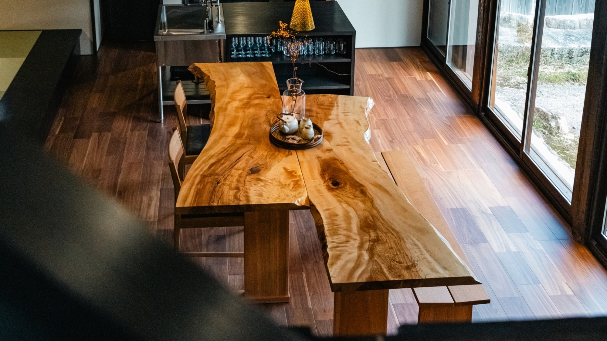 *【施設】無垢の一枚板テーブルが、滞在時間を特別なものにします。