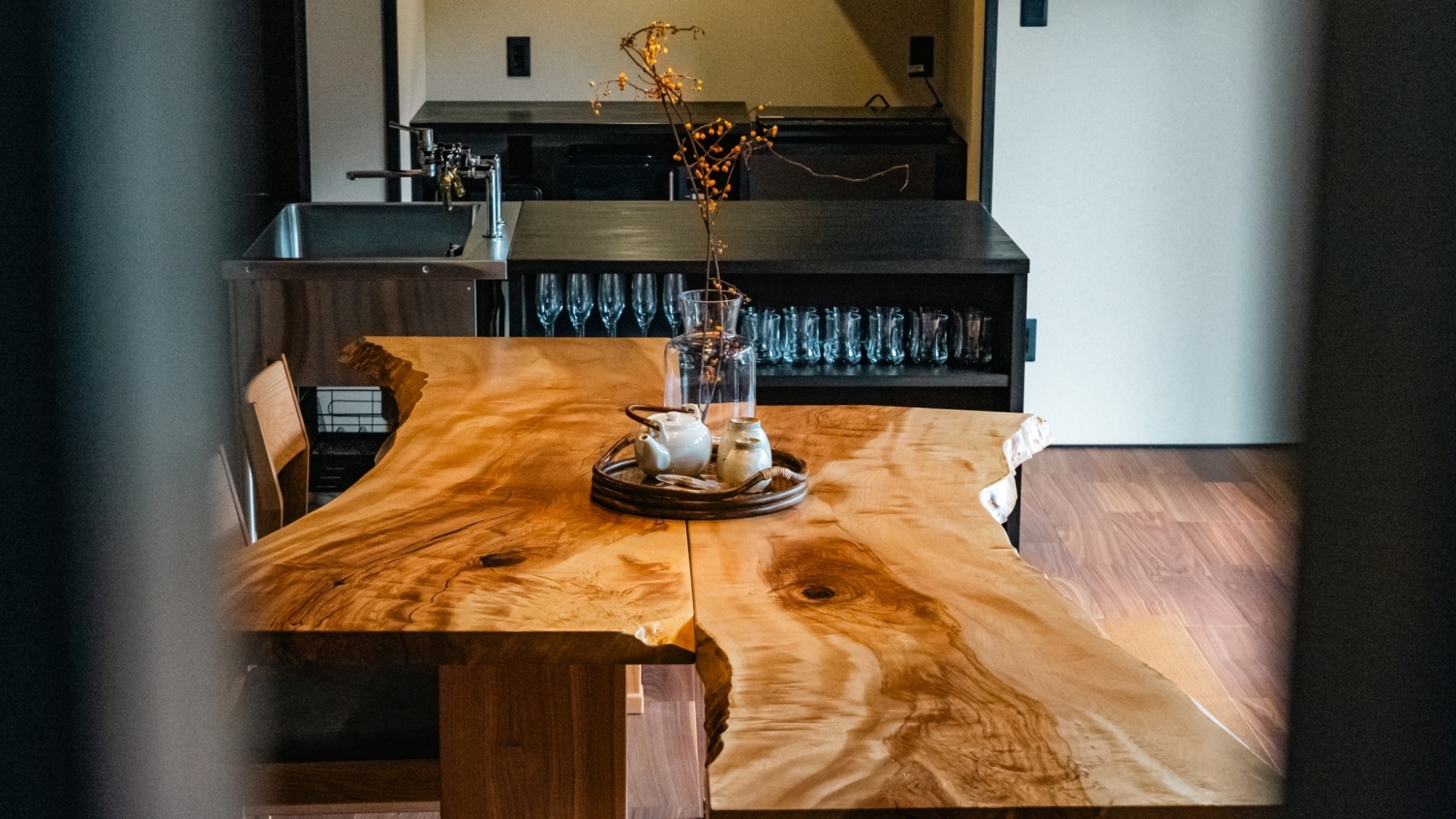 *【施設】一枚板テーブルが、滞在時間を特別なものにします。