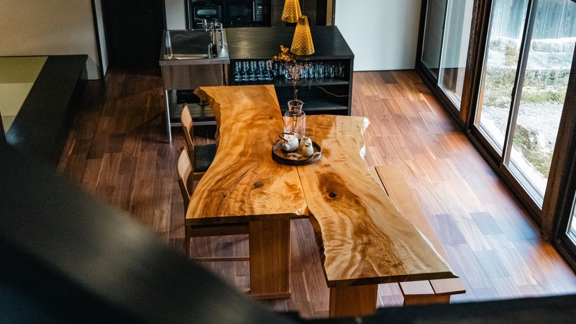 *【施設】無垢の一枚板テーブルが、滞在時間を特別なものにします。