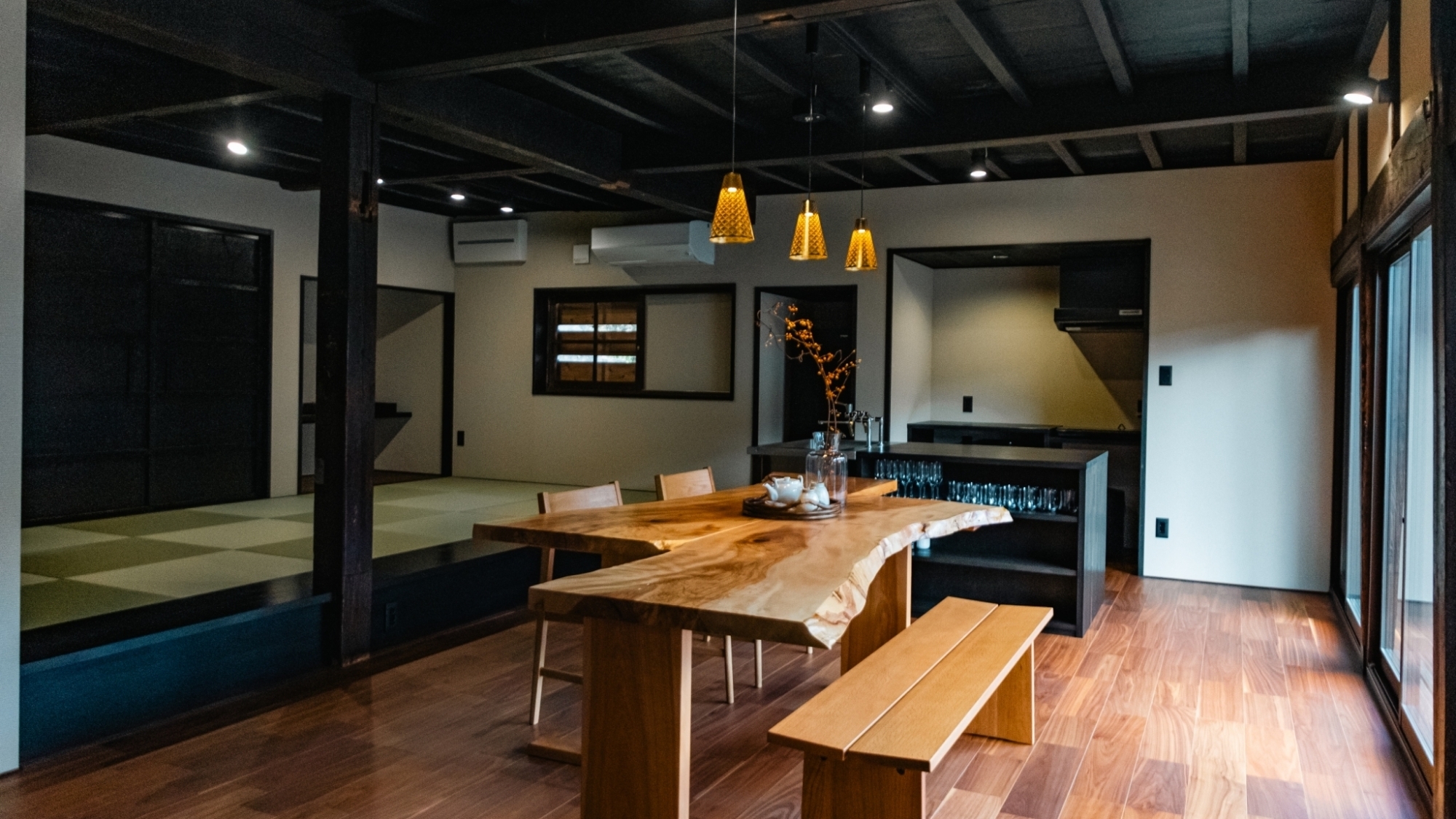 *【リビング】ぬくもり溢れる木のテーブルが、心地よい時間を演出します。