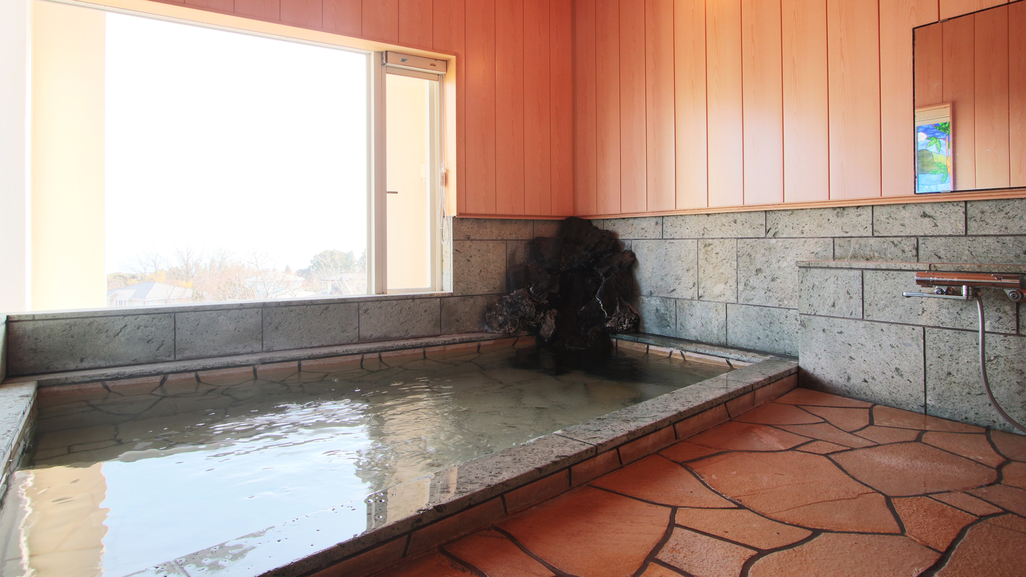 【内風呂】遠くに海が眺められます*