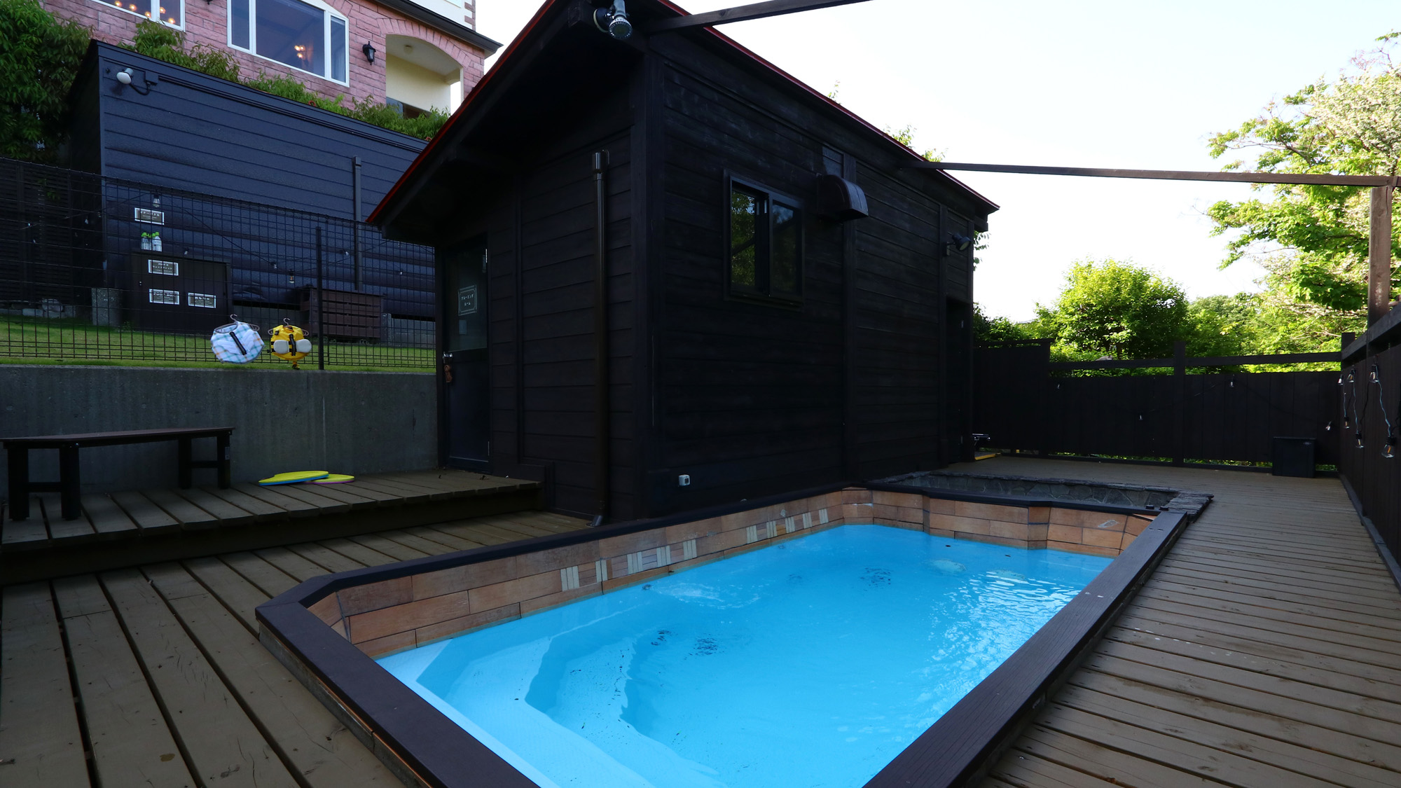 ドッグラン横に併設されている温水プールです*