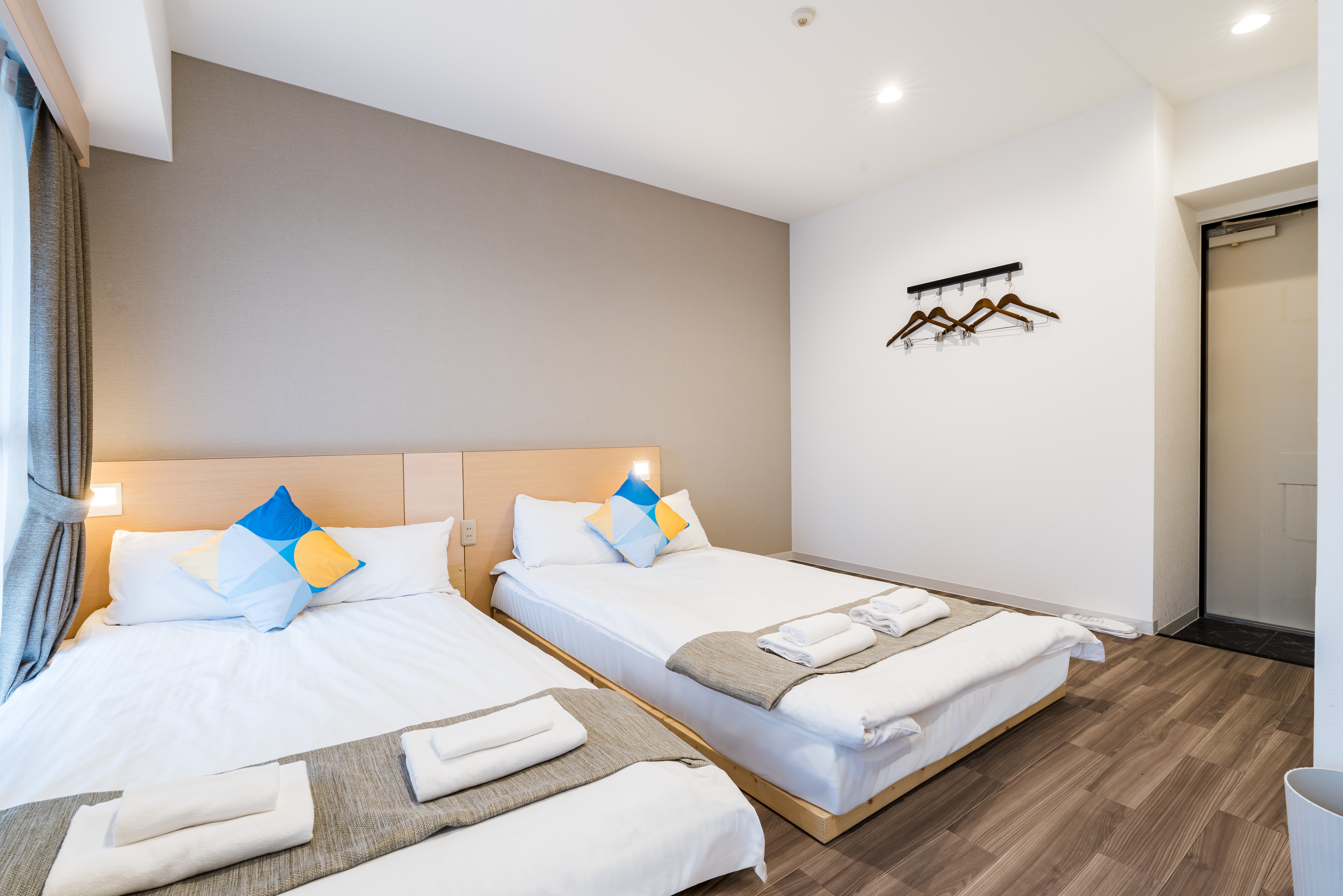 スーペリアツイン（セミダブルベッド&times;2）