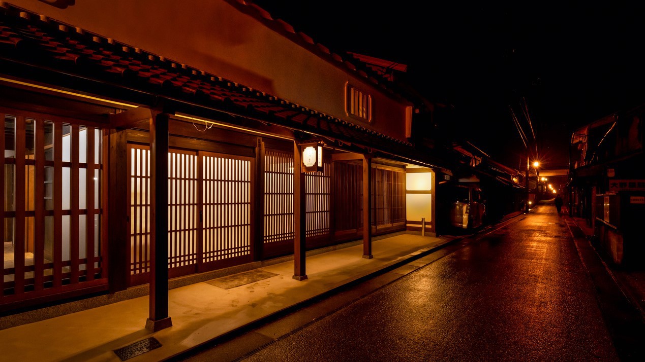 五條新町通りの外観 歴史情緒あふれる町並みが続き、歩くだけでも心が和む景観です。