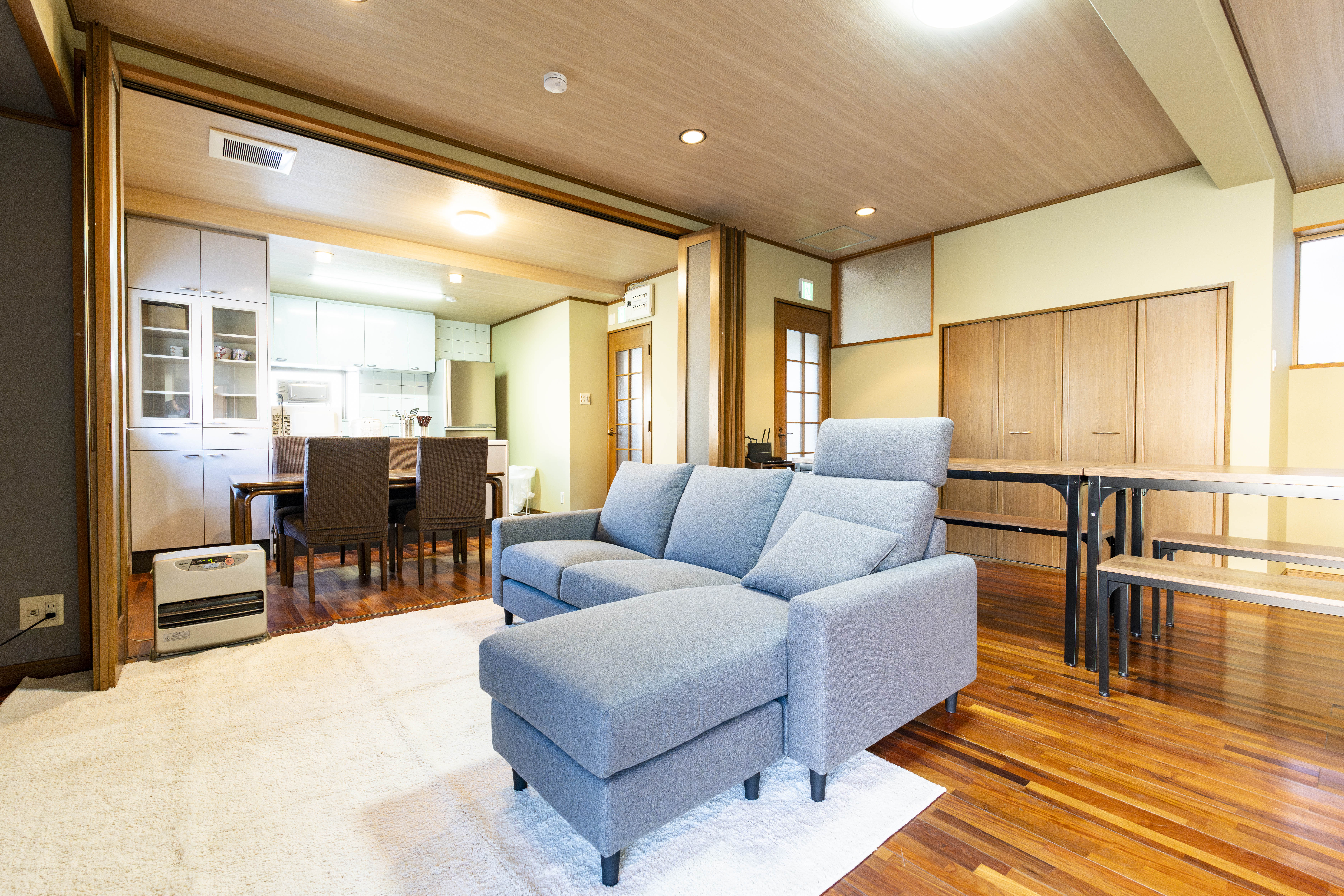 機能性と快適さを兼ね備えた、明るいキッチン・ダイニングスペース。