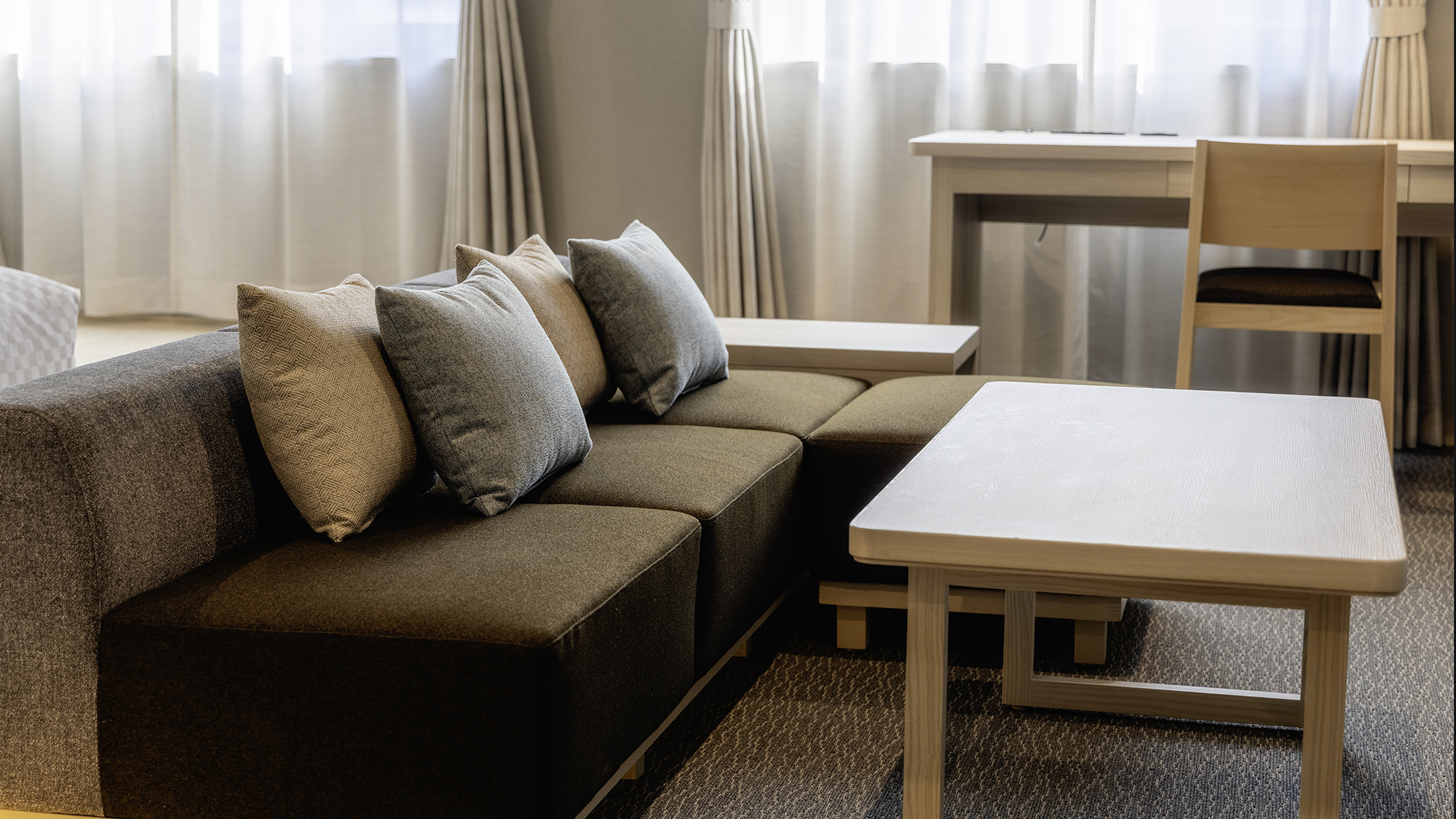 【和洋室】ワイドソファーを配したリビングエリアもあり、ご自宅のようにお寛ぎいただけます。